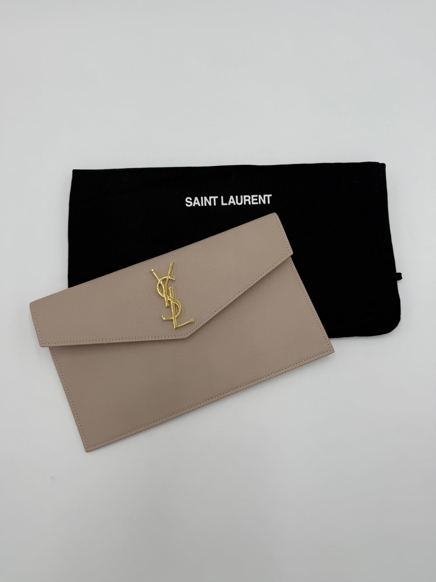 Saint Laurent Pochette Uptown Pelle Goffrata Grain de Poudre Beige