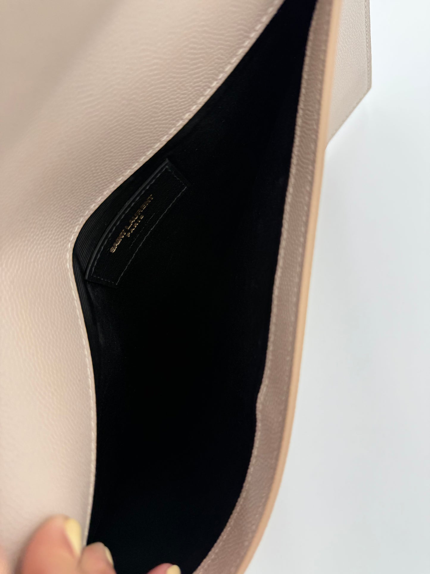 Saint Laurent Pochette Uptown Pelle Goffrata Grain de Poudre Beige