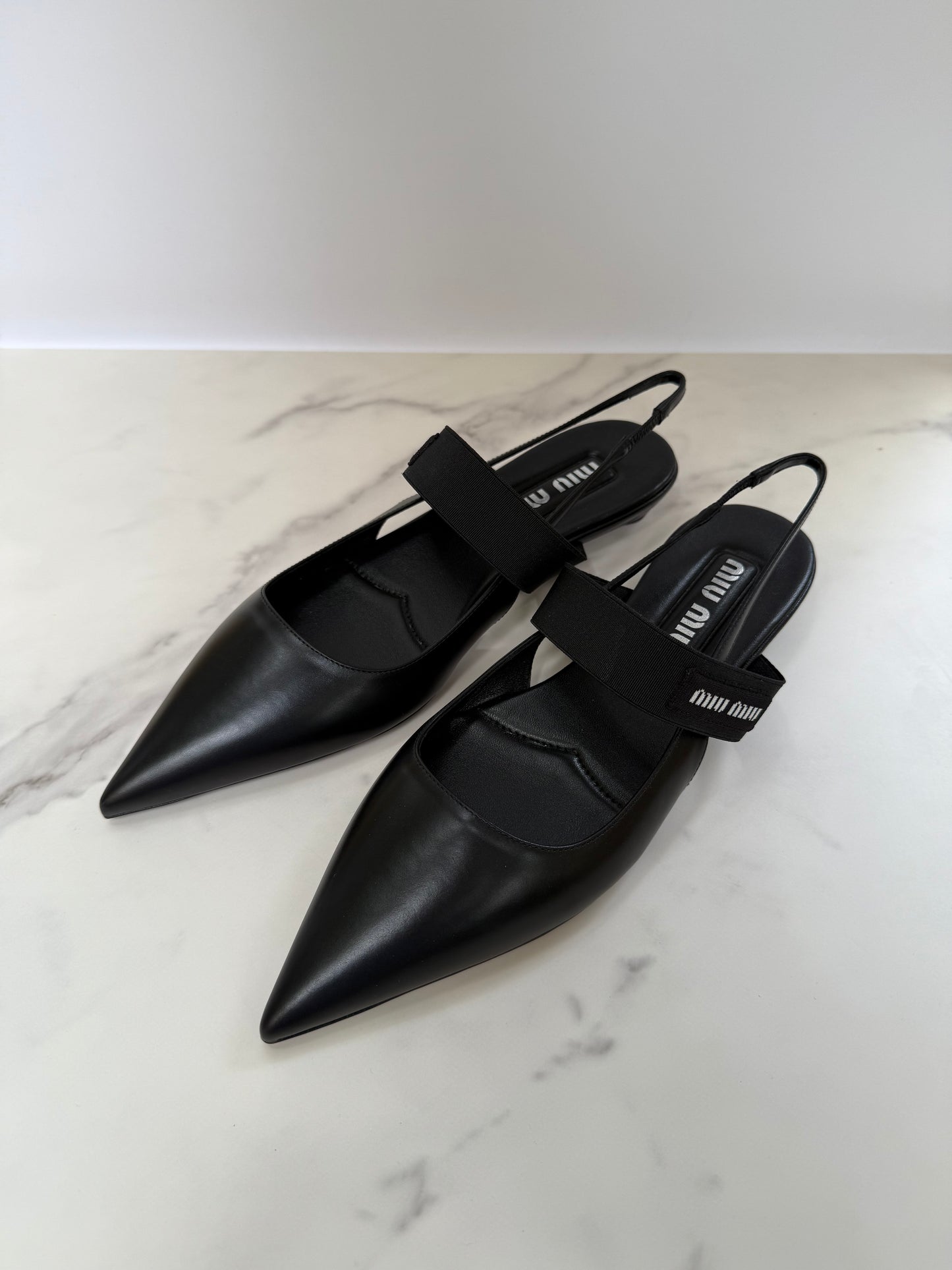 Miu Miu Ballerine Slingback a Punta in Pelle Nera