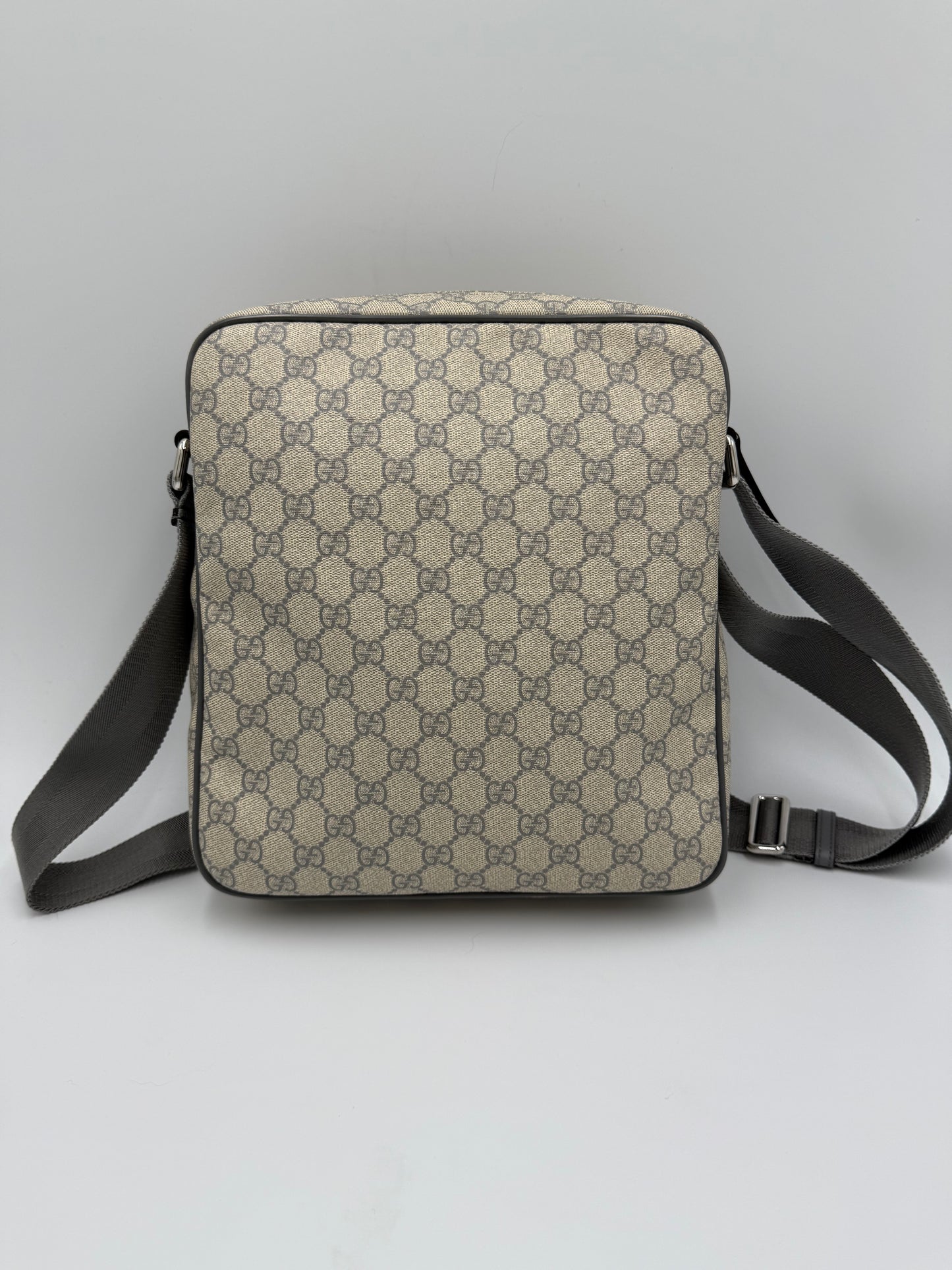 Gucci Borsa Cross-Body in Tela GG Supreme e Finiture in Pelle Grigia