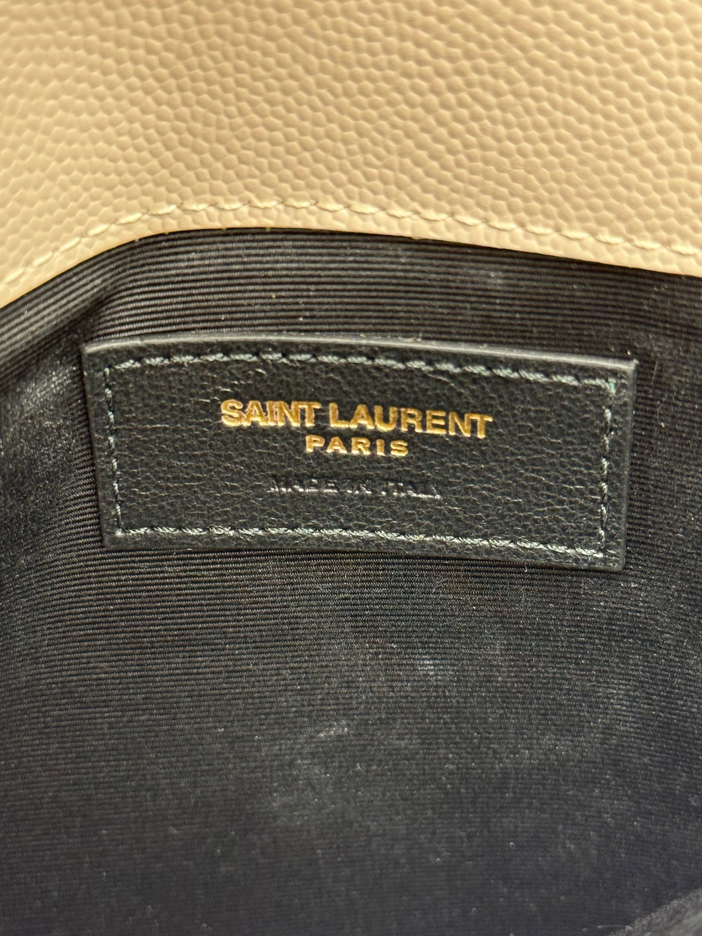 Saint Laurent Pochette Uptown Pelle Goffrata Grain de Poudre Beige
