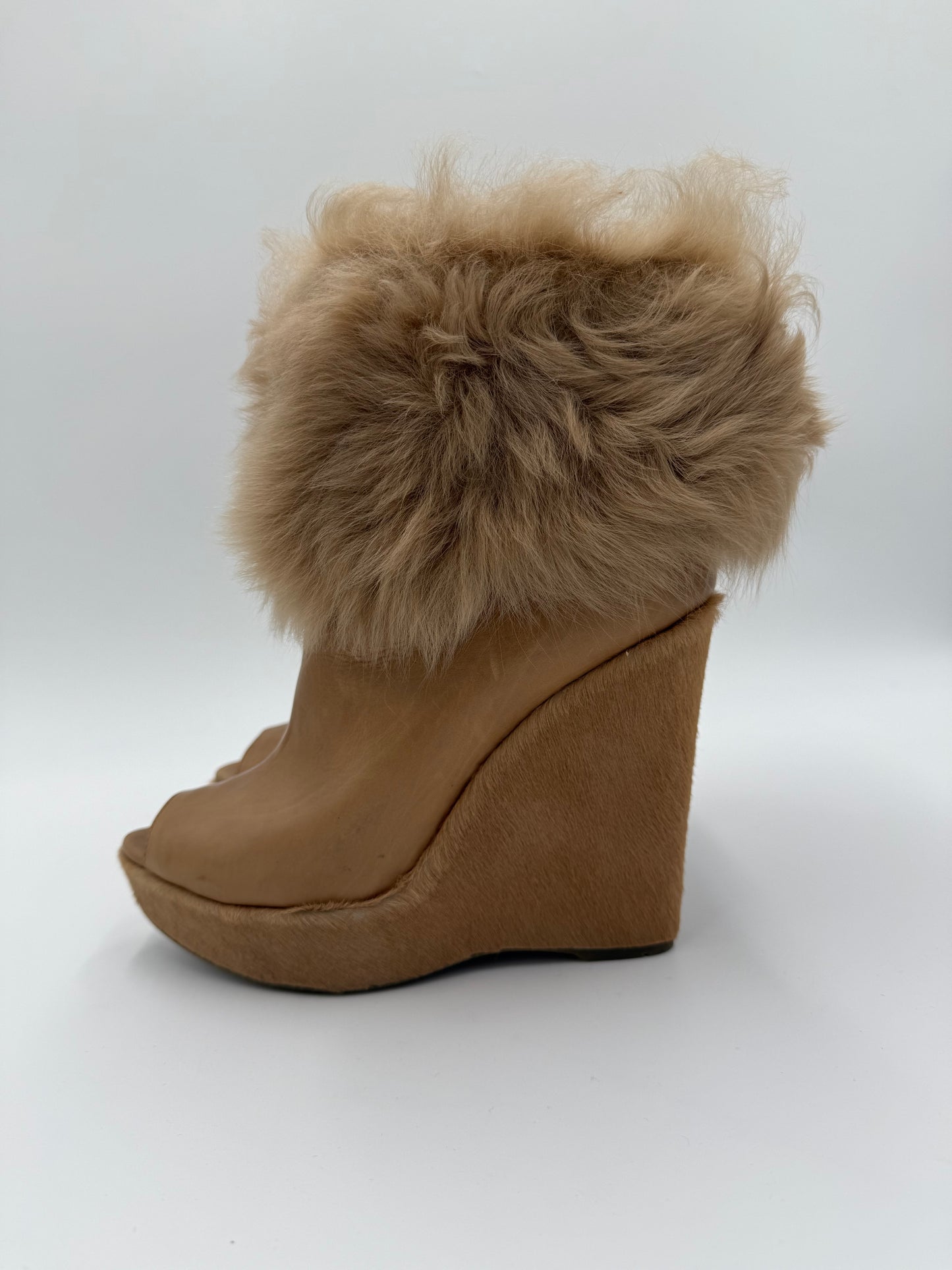 Prada Stivaletti Peep-Toe con Zeppa e Rivestimento in Pelliccia Beige
