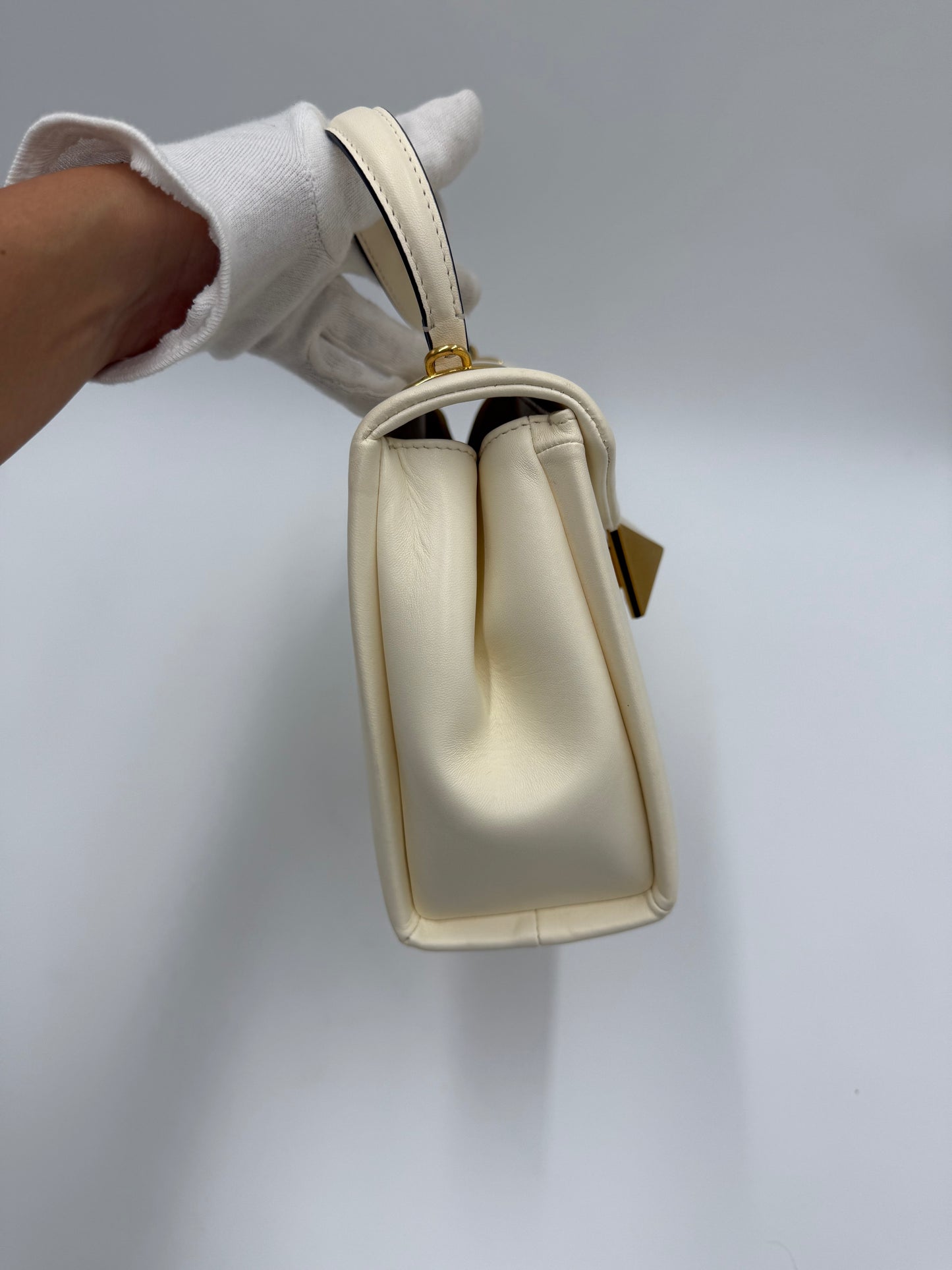 Valentino Garavani Borsa One Stud Top Handle in Pelle Avorio