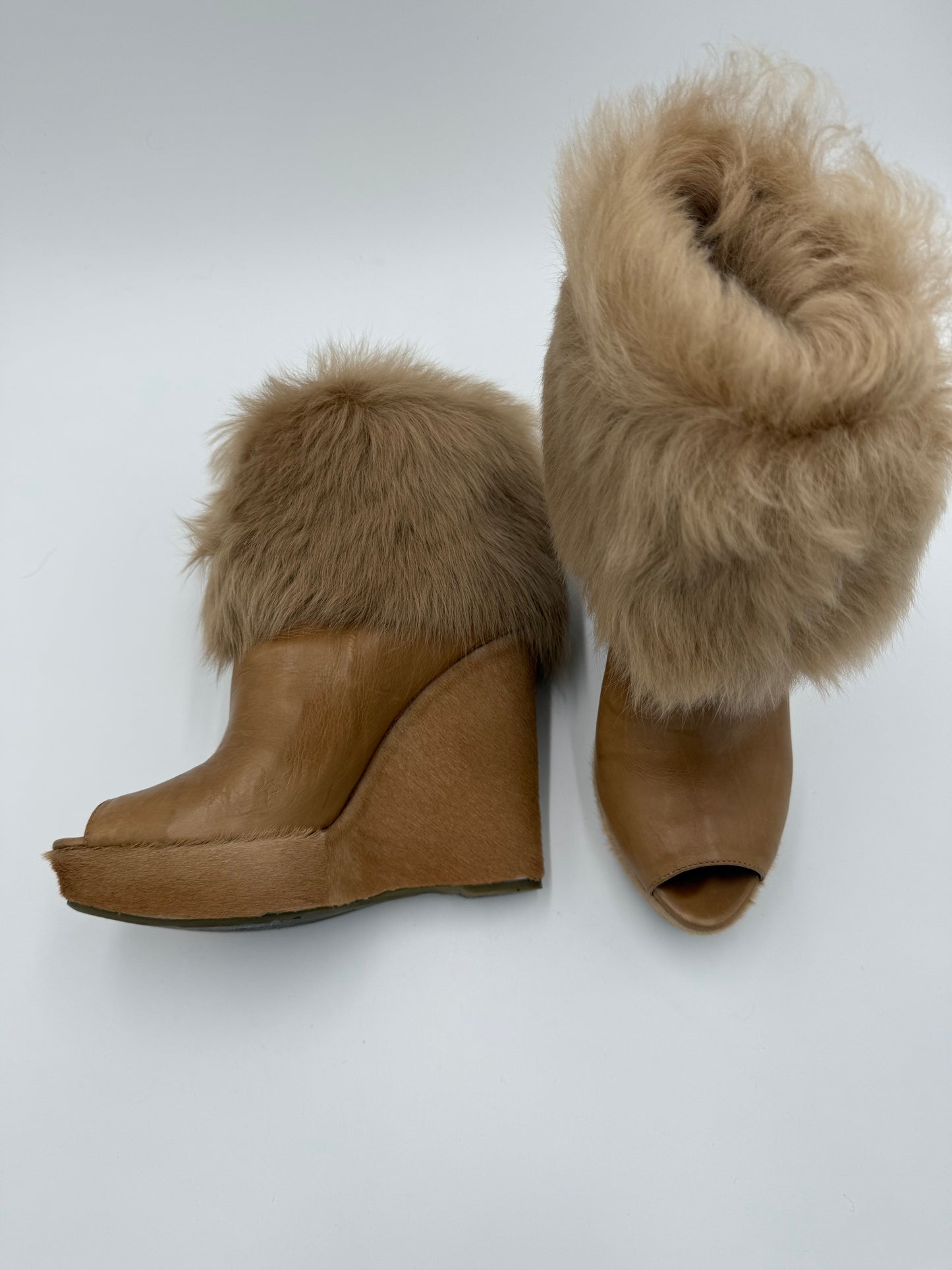 Prada Stivaletti Peep-Toe con Zeppa e Rivestimento in Pelliccia Beige
