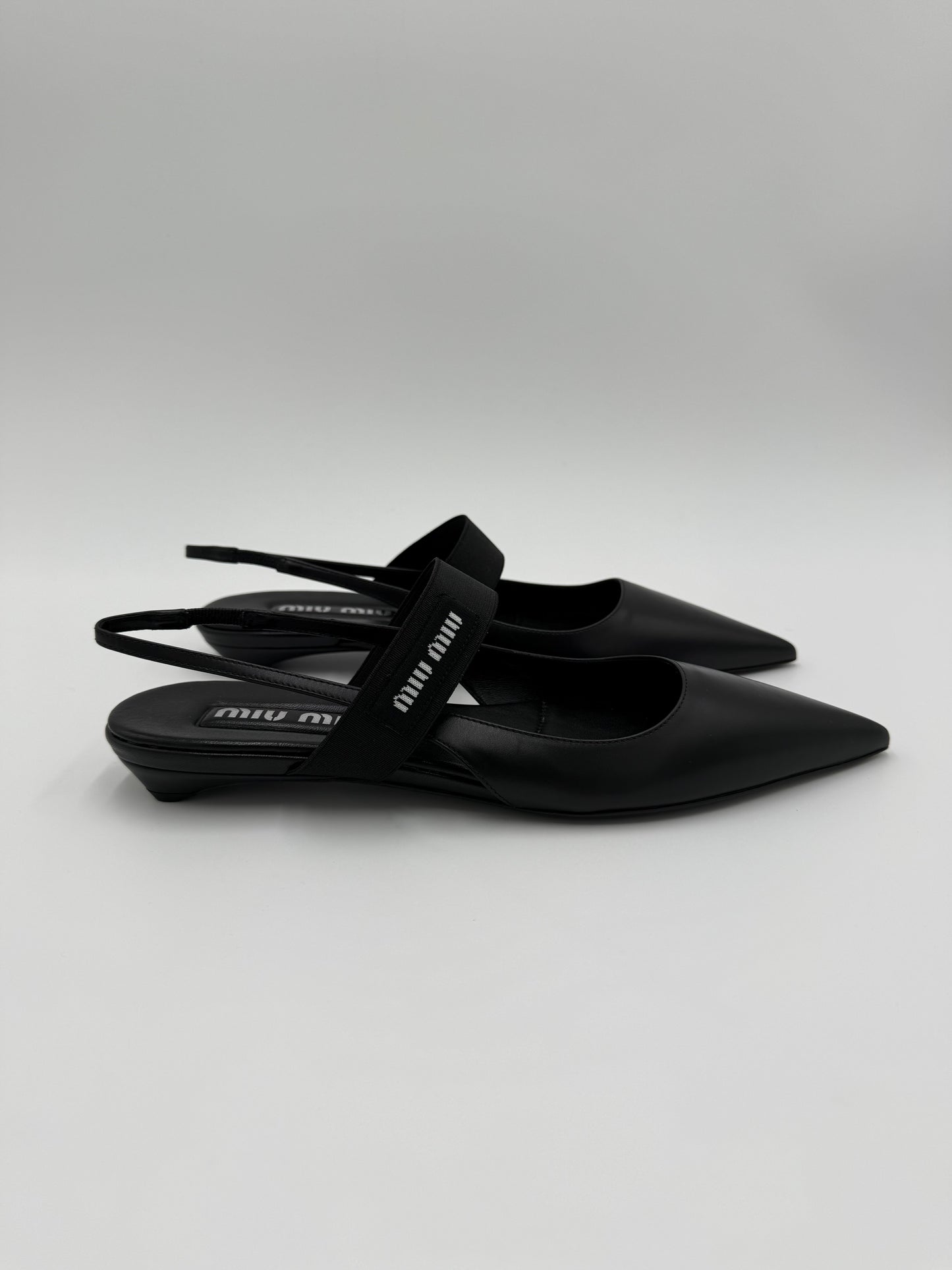 Miu Miu Ballerine Slingback a Punta in Pelle Nera
