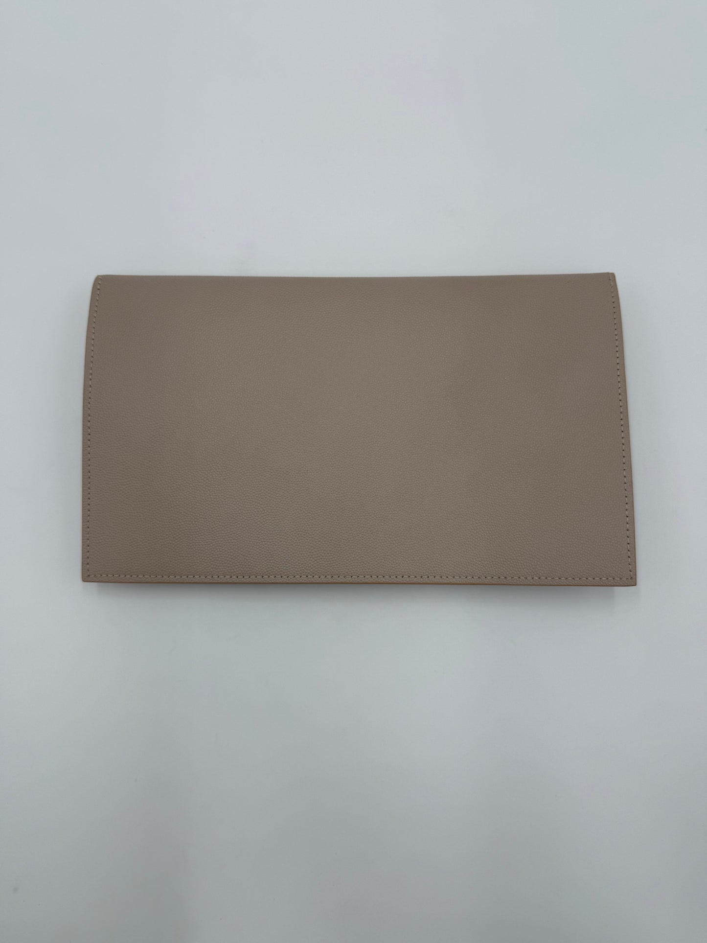 Saint Laurent Pochette Uptown Pelle Goffrata Grain de Poudre Beige