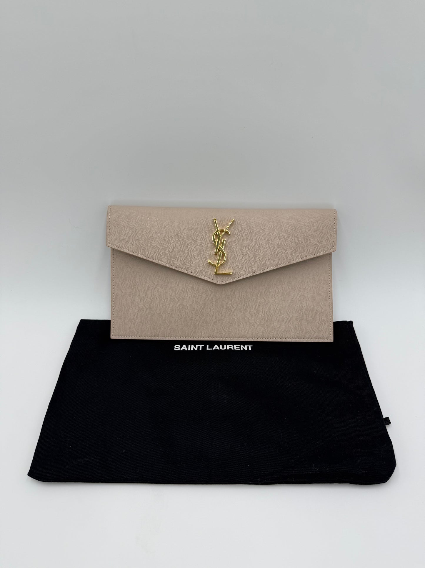 Saint Laurent Pochette Uptown Pelle Goffrata Grain de Poudre Beige