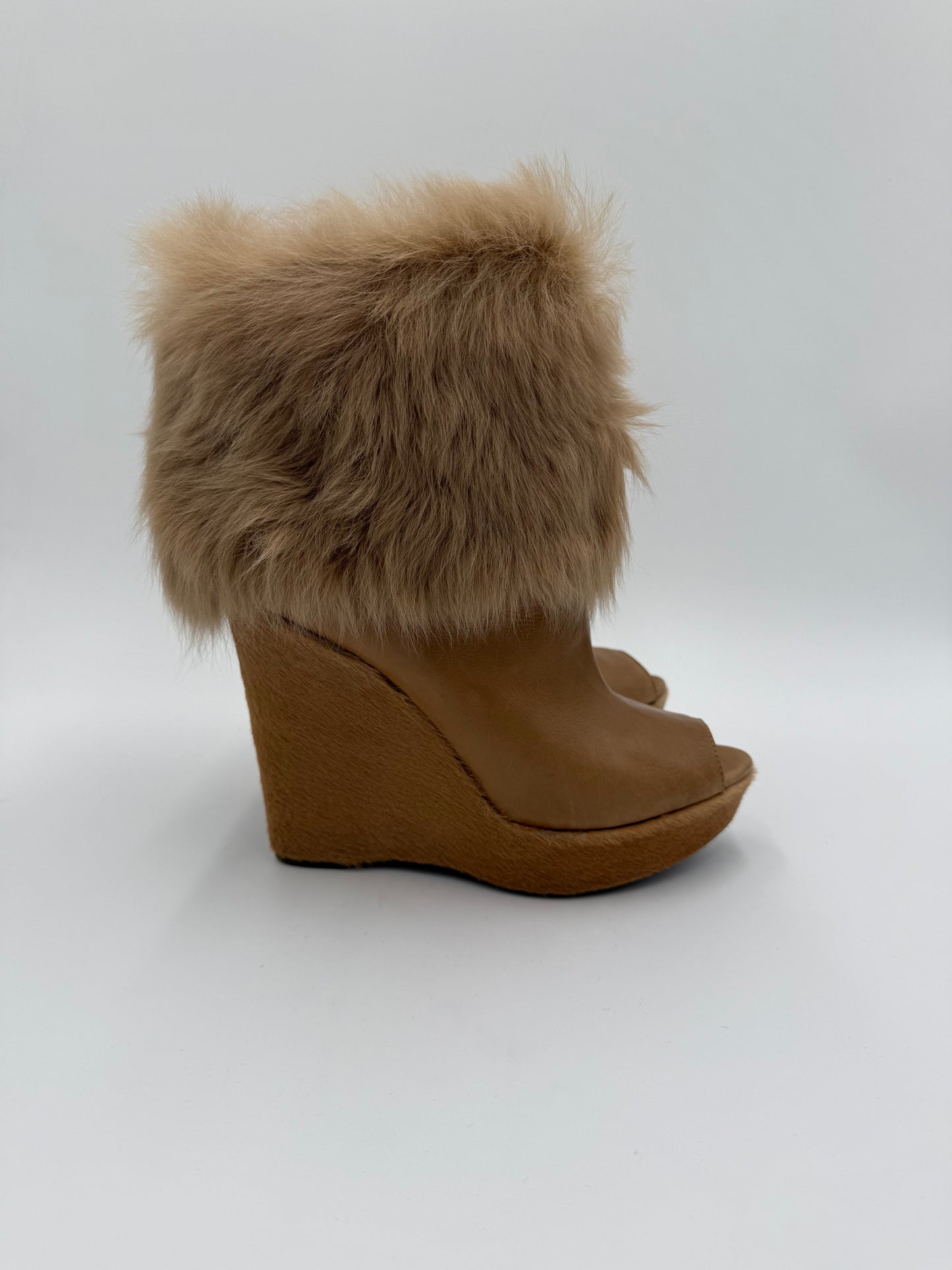 Prada Stivaletti Peep-Toe con Zeppa e Rivestimento in Pelliccia Beige
