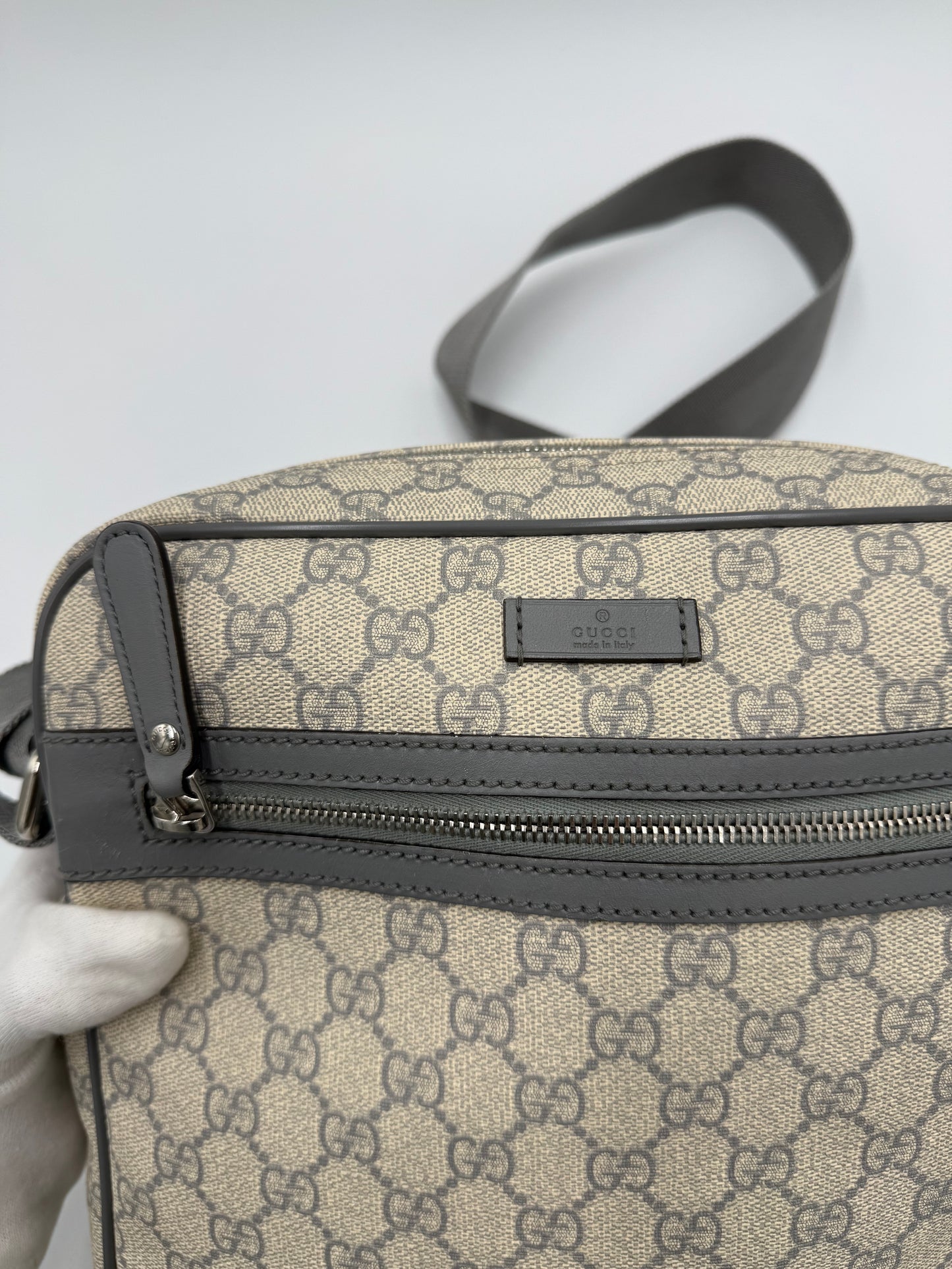 Gucci Borsa Cross-Body in Tela GG Supreme e Finiture in Pelle Grigia