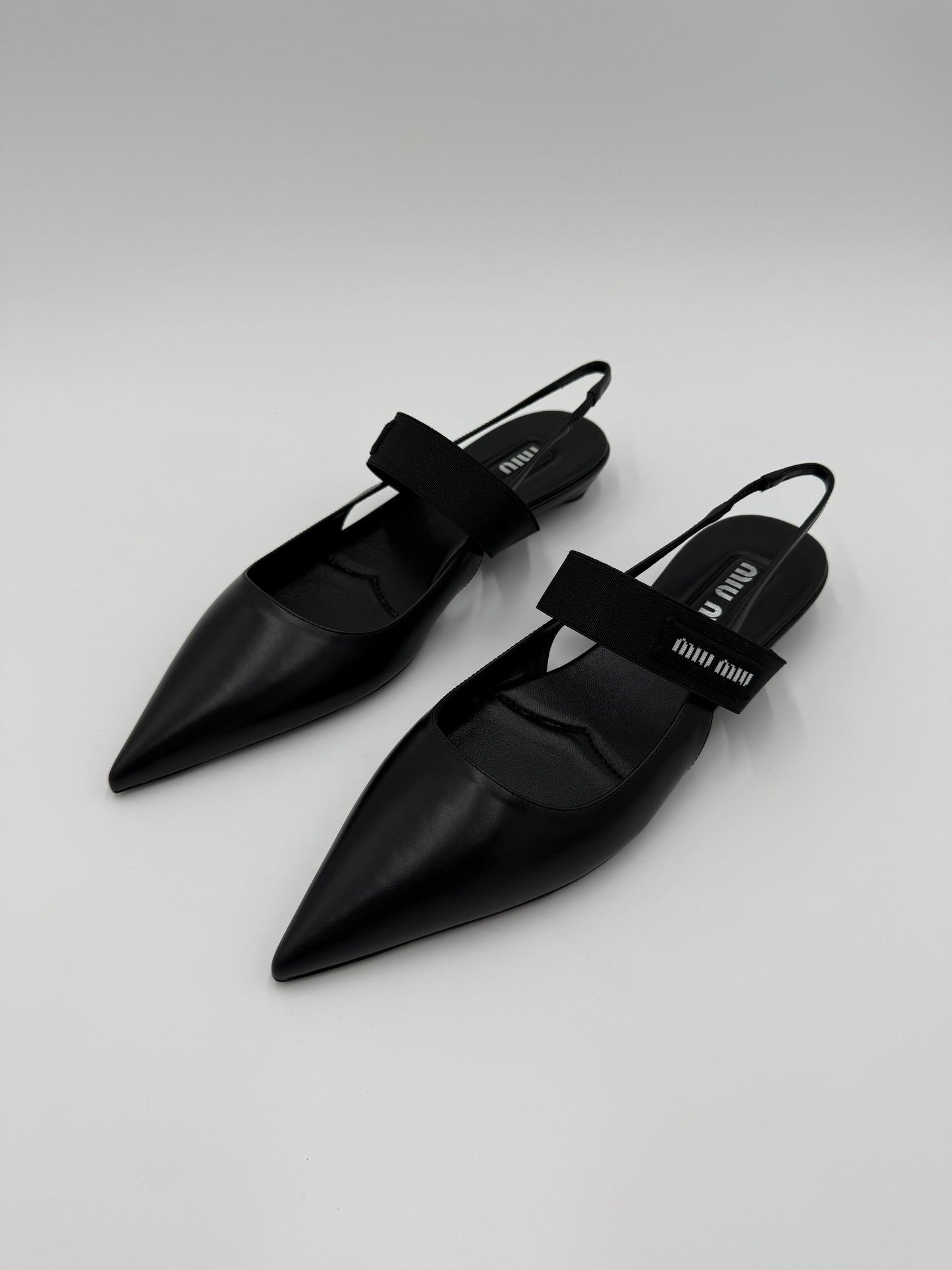 Miu Miu Ballerine Slingback a Punta in Pelle Nera
