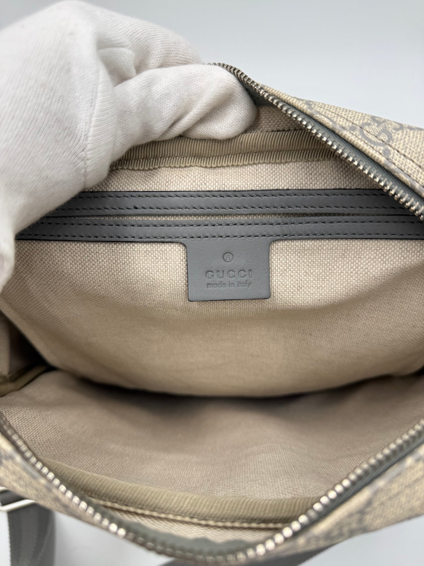 Gucci Borsa Cross-Body in Tela GG Supreme e Finiture in Pelle Grigia