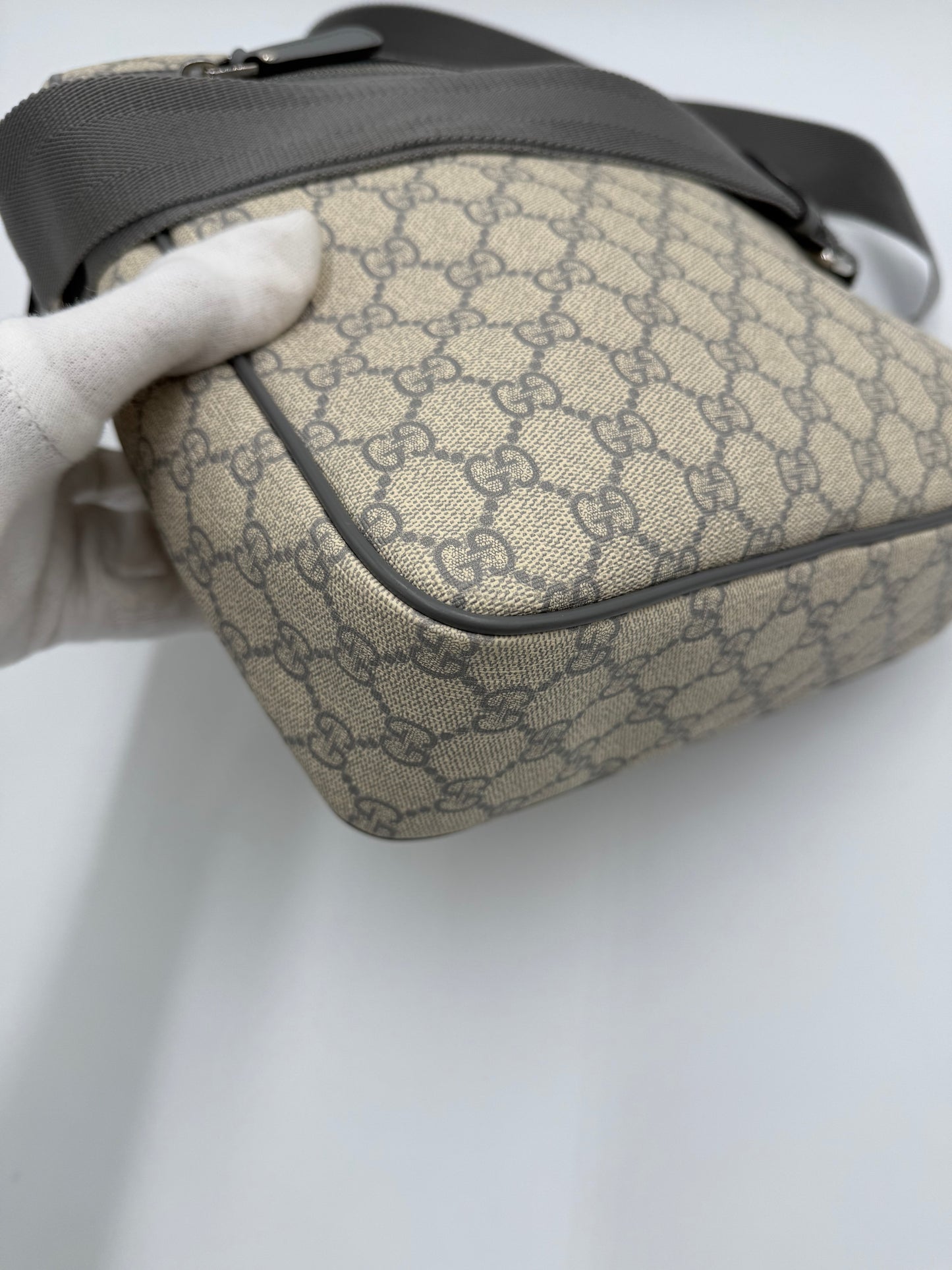Gucci Borsa Cross-Body in Tela GG Supreme e Finiture in Pelle Grigia