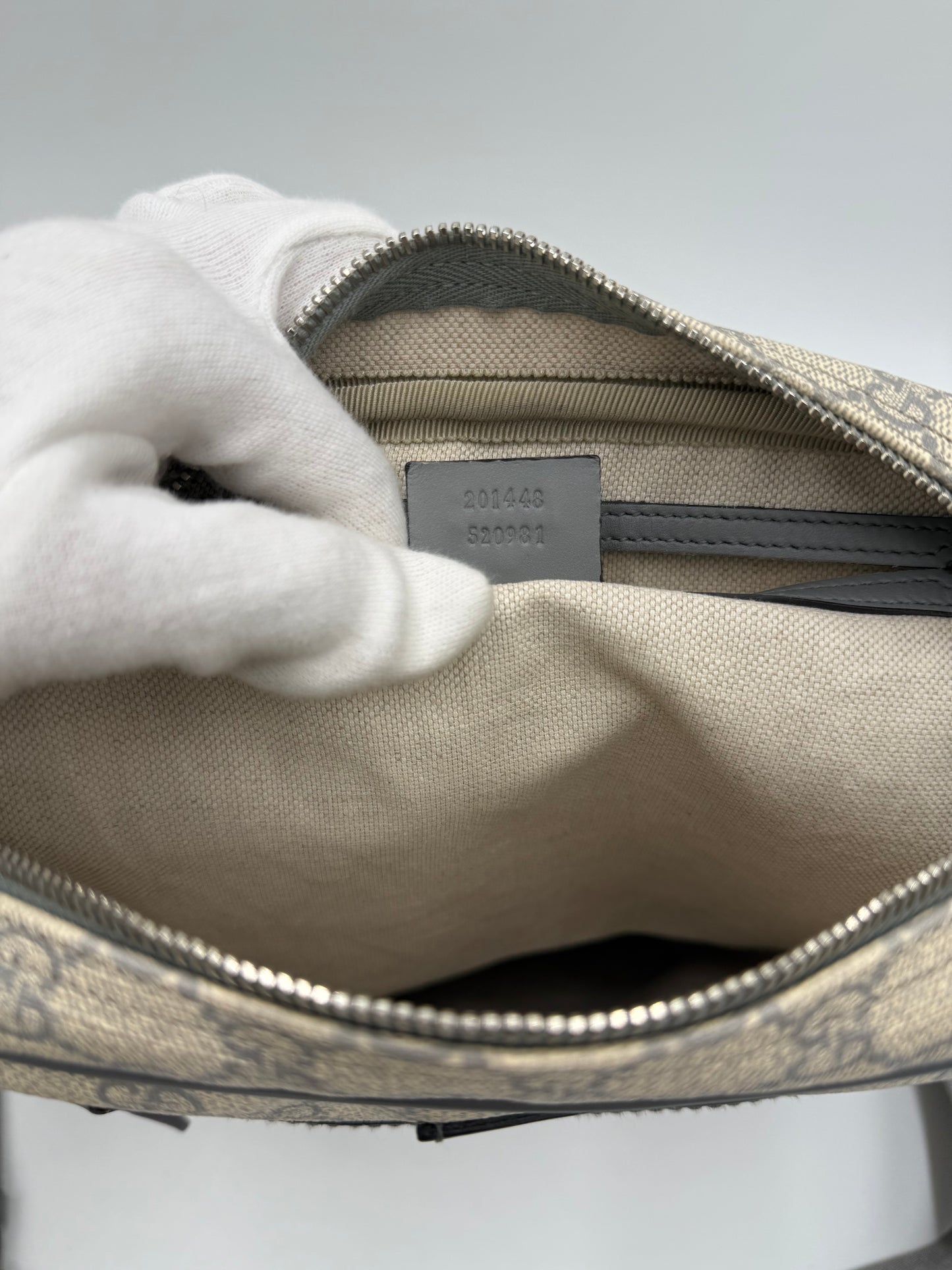 Gucci Borsa Cross-Body in Tela GG Supreme e Finiture in Pelle Grigia