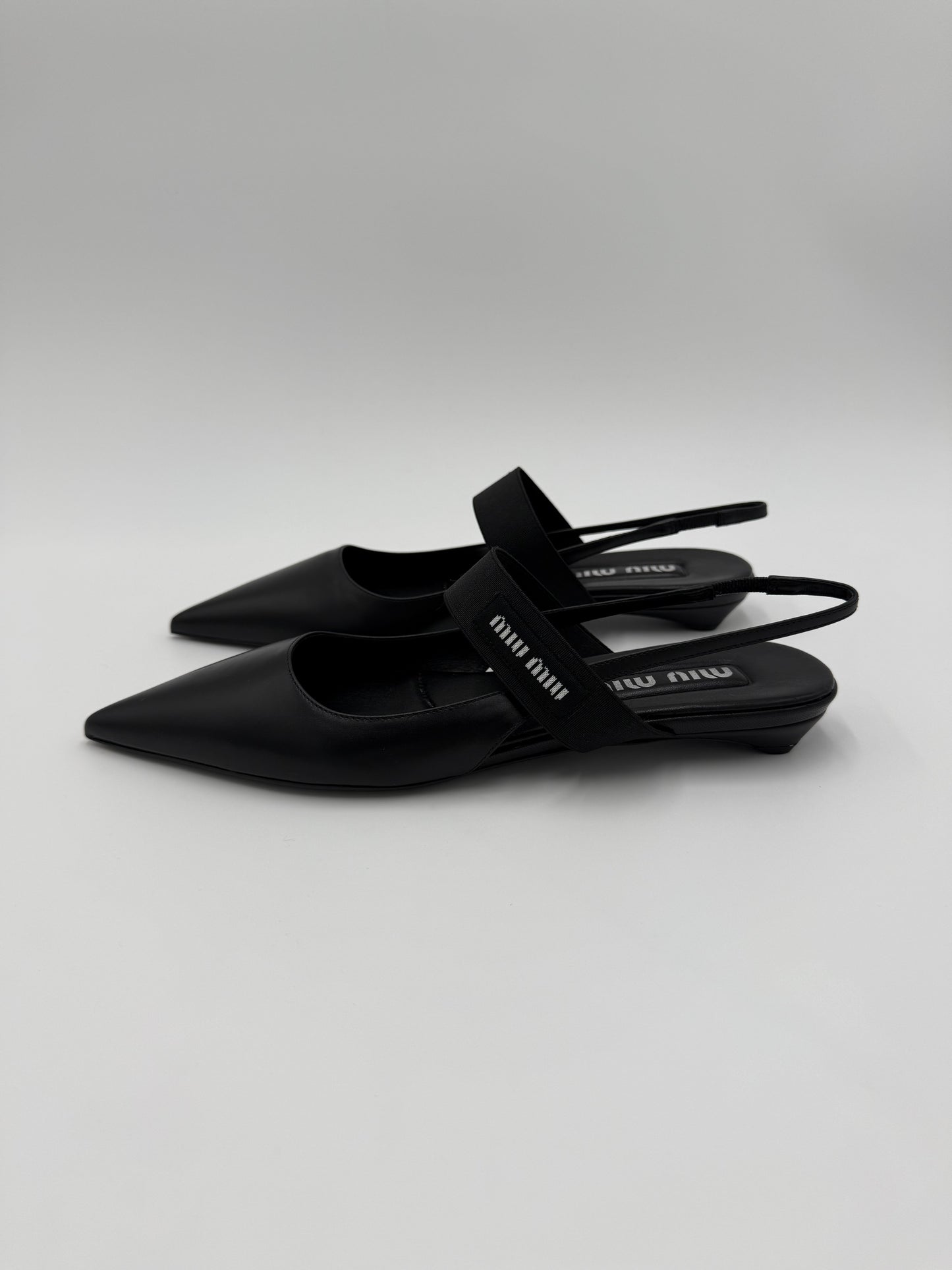 Miu Miu Ballerine Slingback a Punta in Pelle Nera