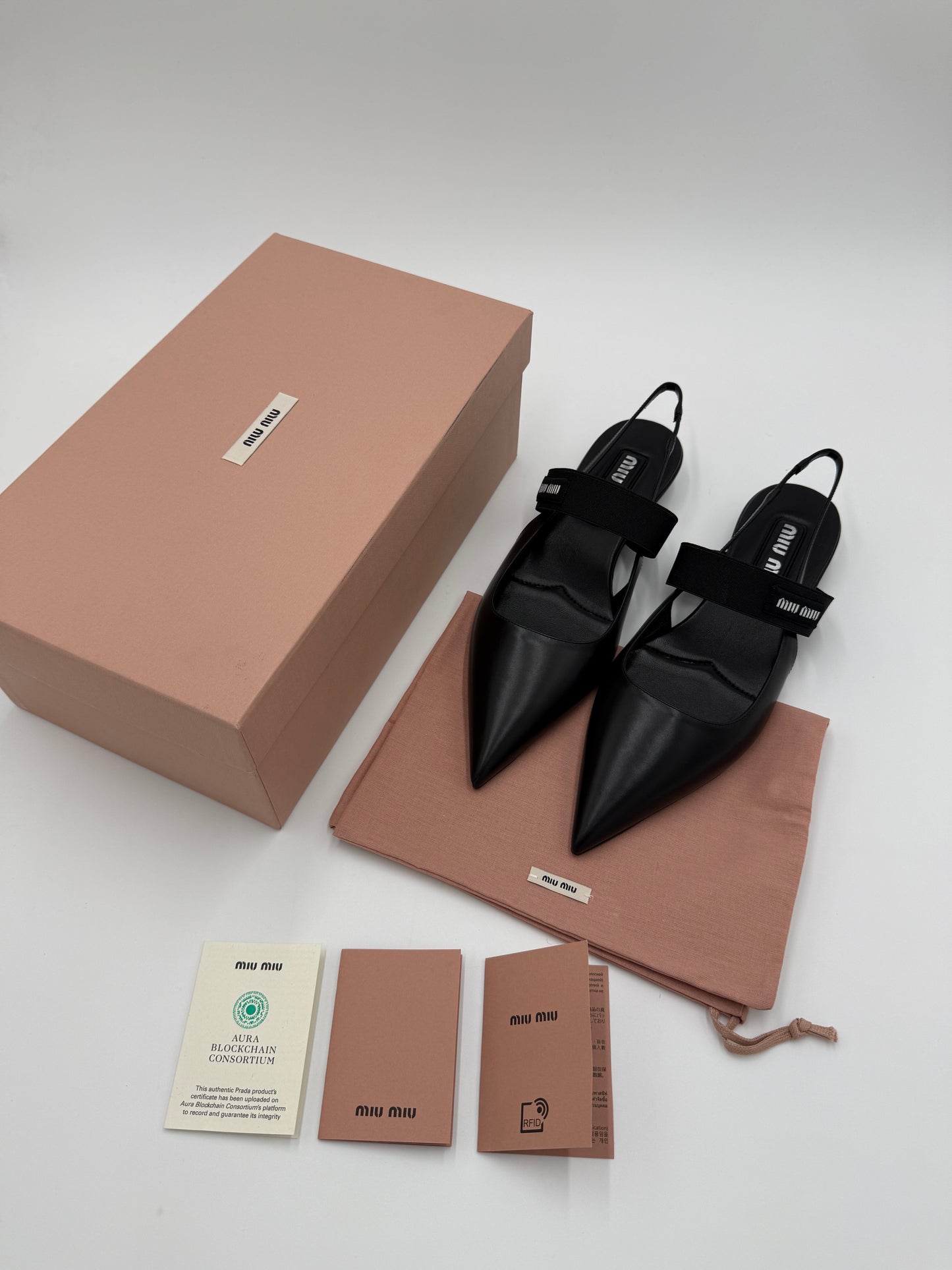 Miu Miu Ballerine Slingback a Punta in Pelle Nera