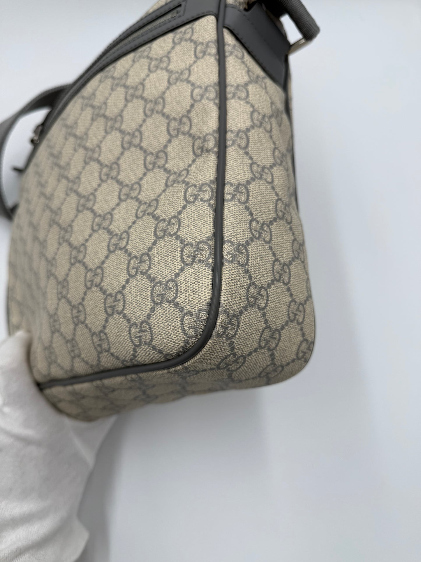 Gucci Borsa Cross-Body in Tela GG Supreme e Finiture in Pelle Grigia
