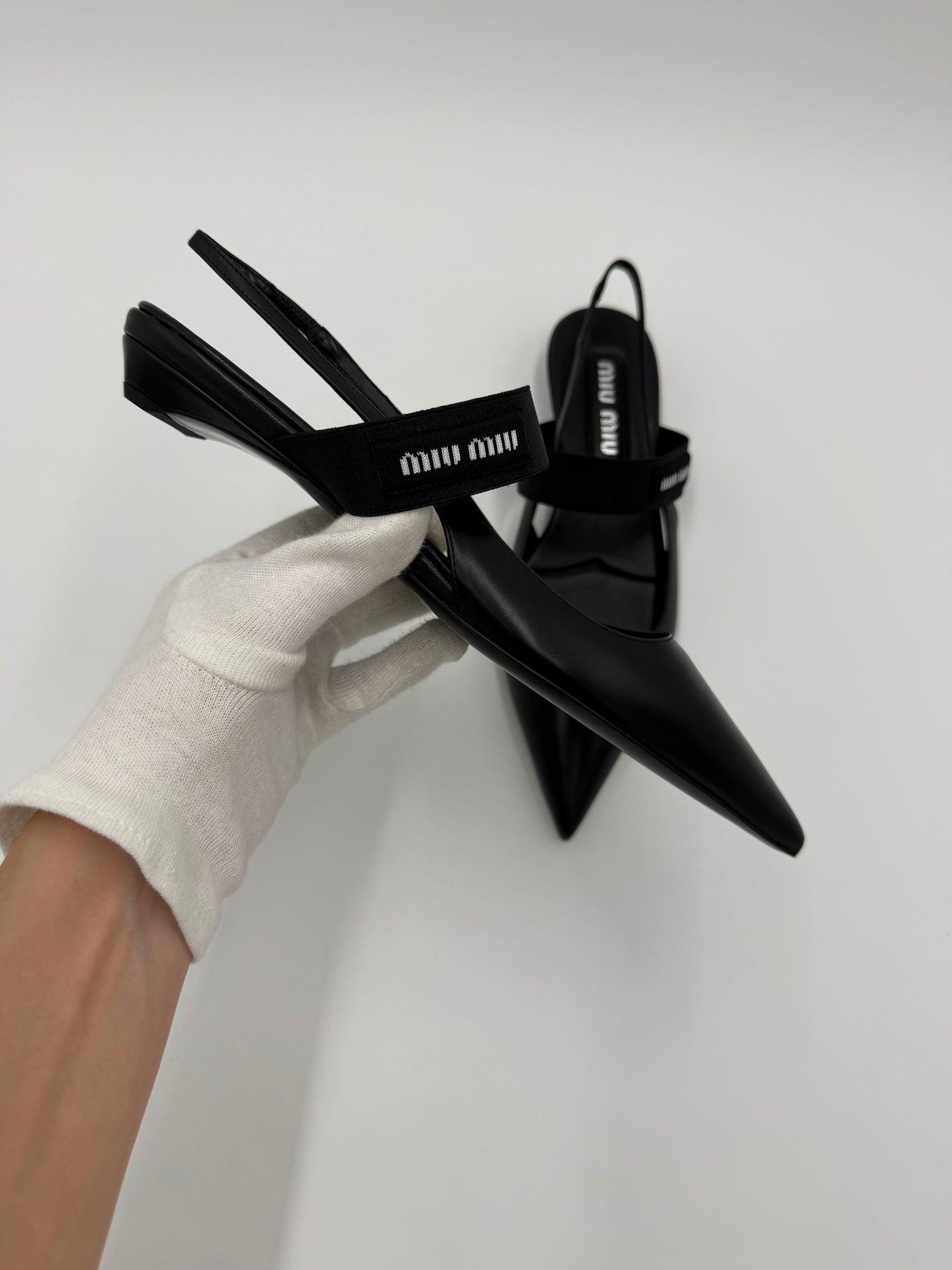 Miu Miu Ballerine Slingback a Punta in Pelle Nera