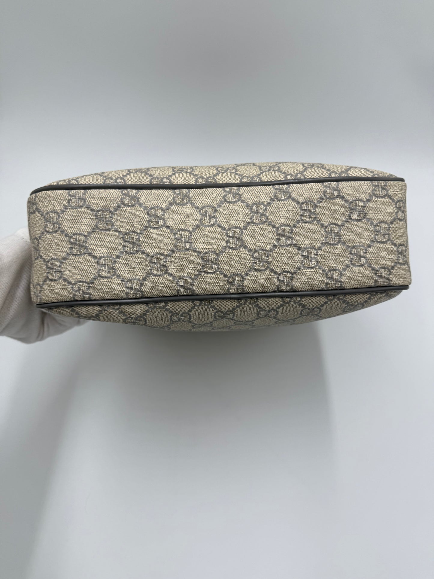 Gucci Borsa Cross-Body in Tela GG Supreme e Finiture in Pelle Grigia