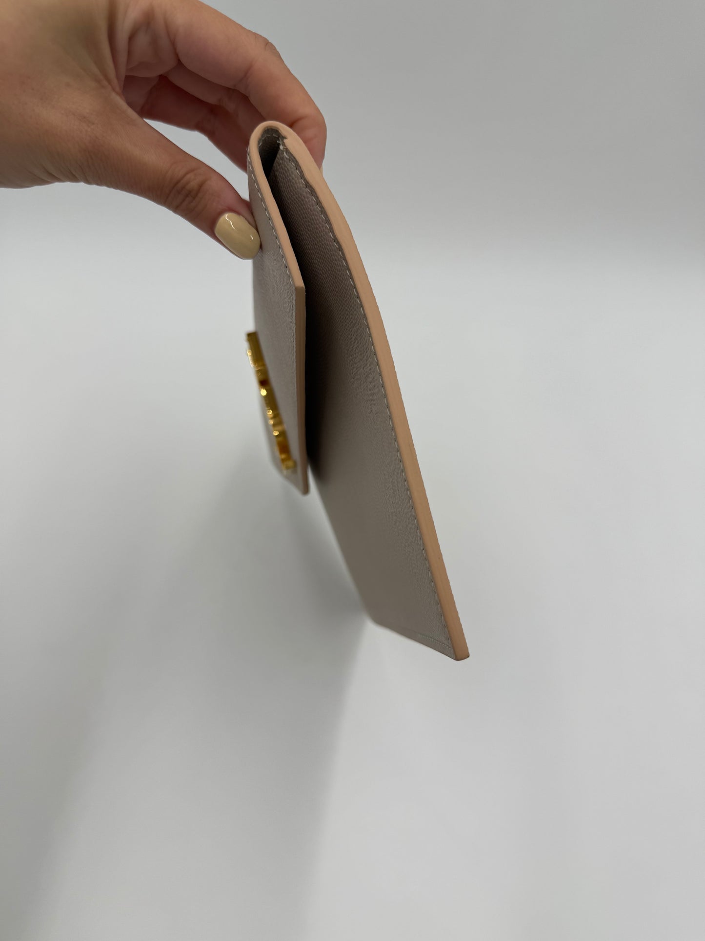 Saint Laurent Pochette Uptown Pelle Goffrata Grain de Poudre Beige