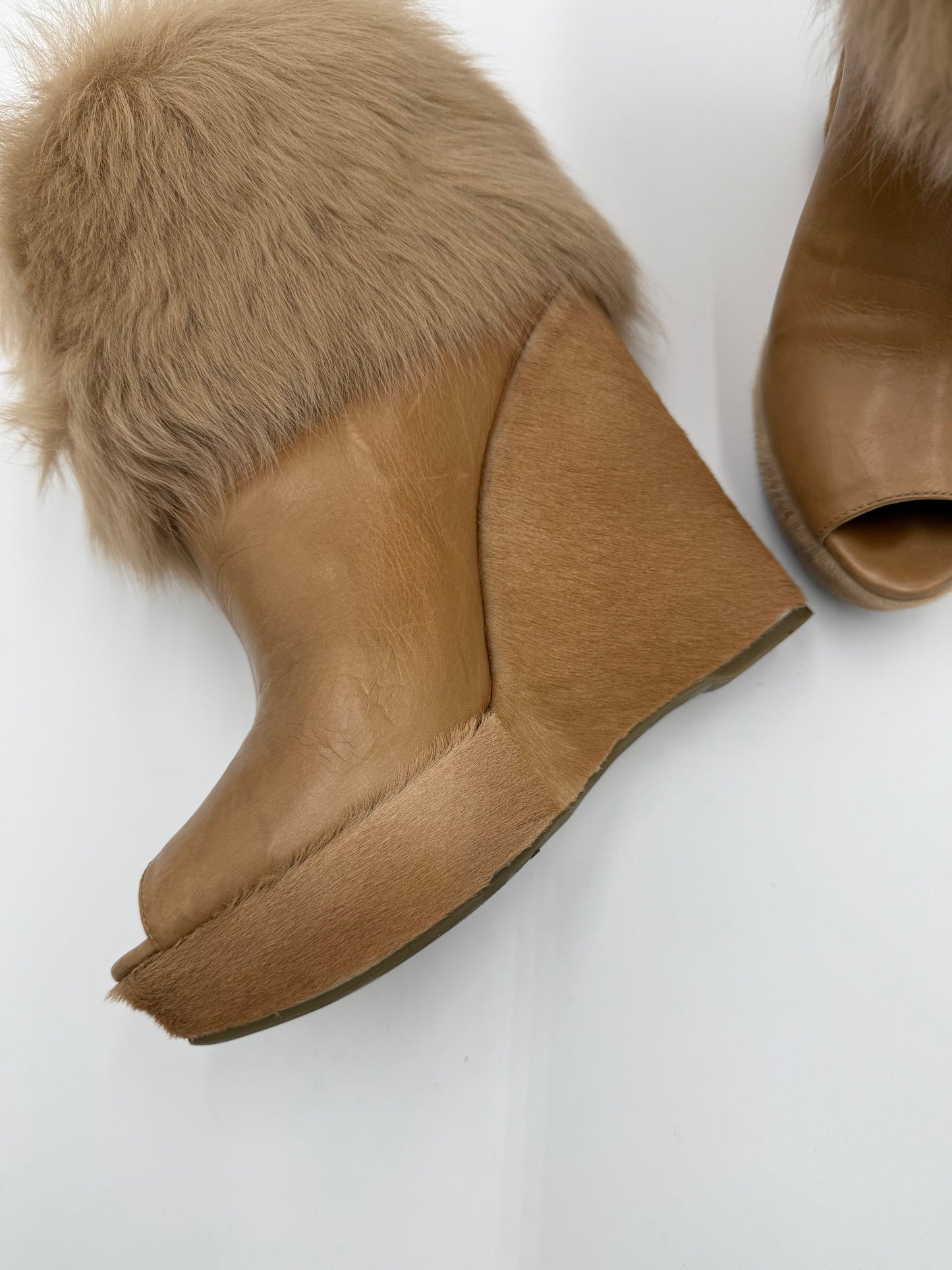 Prada Stivaletti Peep-Toe con Zeppa e Rivestimento in Pelliccia Beige