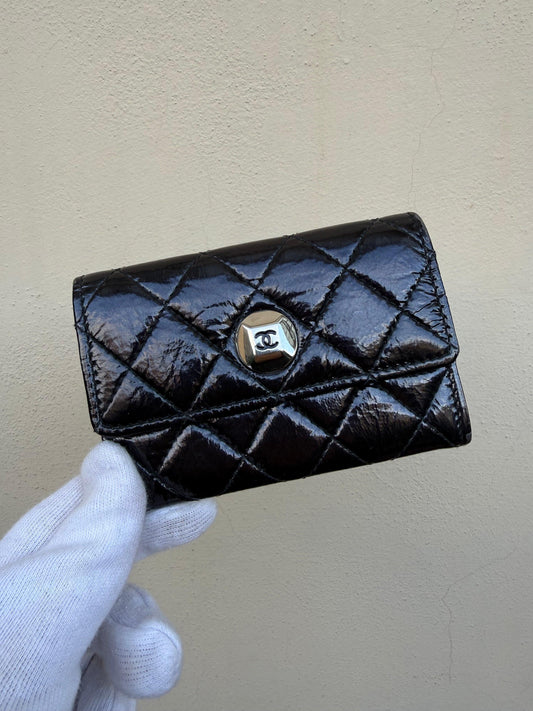 Chanel-Portacarte-e-Portamonete-Matelass-in-Pelle-Lucida-Nero-70560868663620 - Pally Vintage Closet