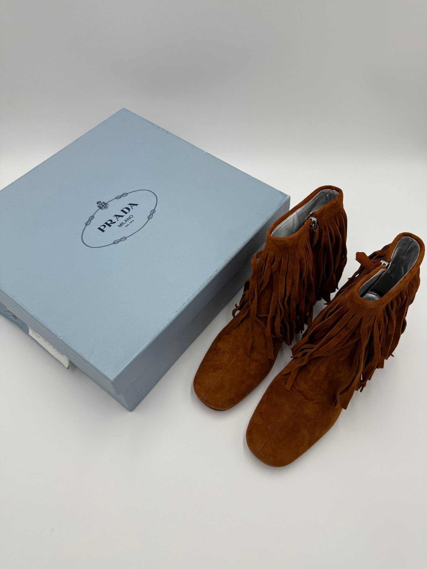 Prada Stivaletti in Camoscio Marrone con Frange e Tacco Gioiello