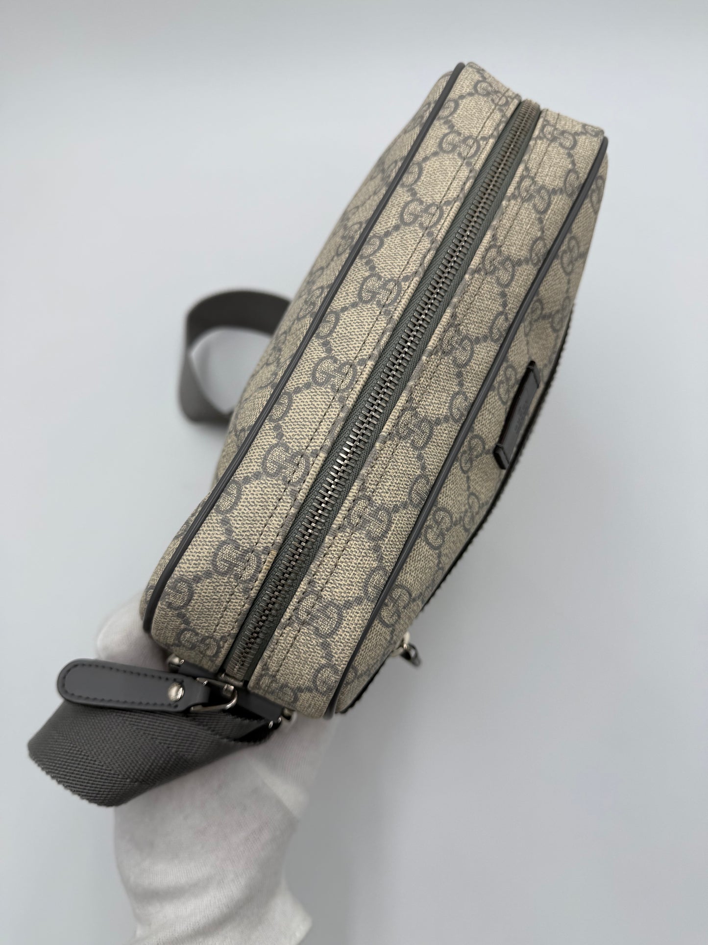 Gucci Borsa Cross-Body in Tela GG Supreme e Finiture in Pelle Grigia