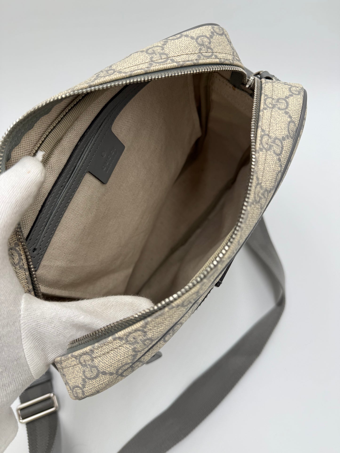 Gucci Borsa Cross-Body in Tela GG Supreme e Finiture in Pelle Grigia