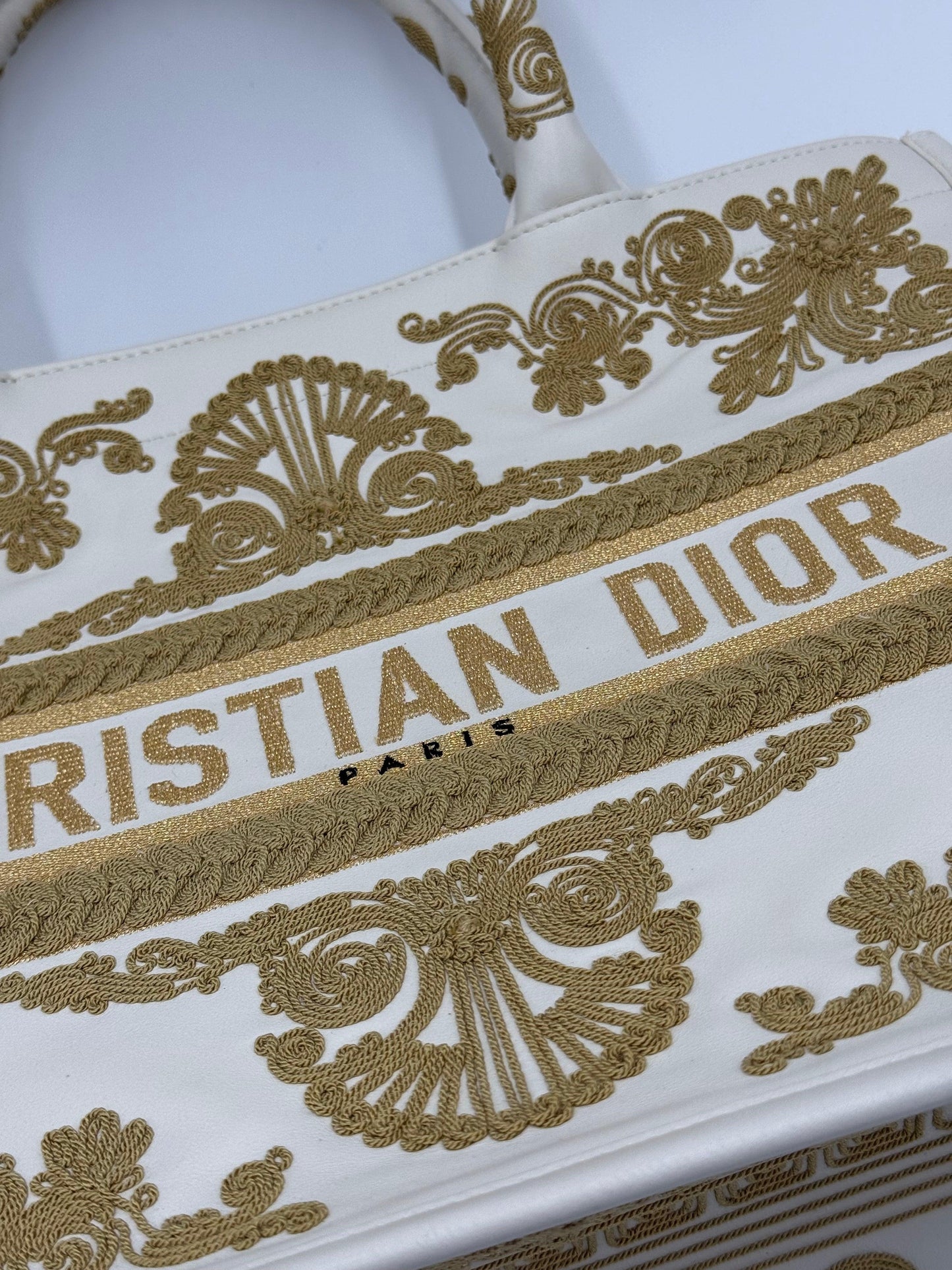 Dior Borsa Book Tote Media in Pelle Bianca con Ricami Soutache Oro Cruise 2022 - Pally Vintage Closet