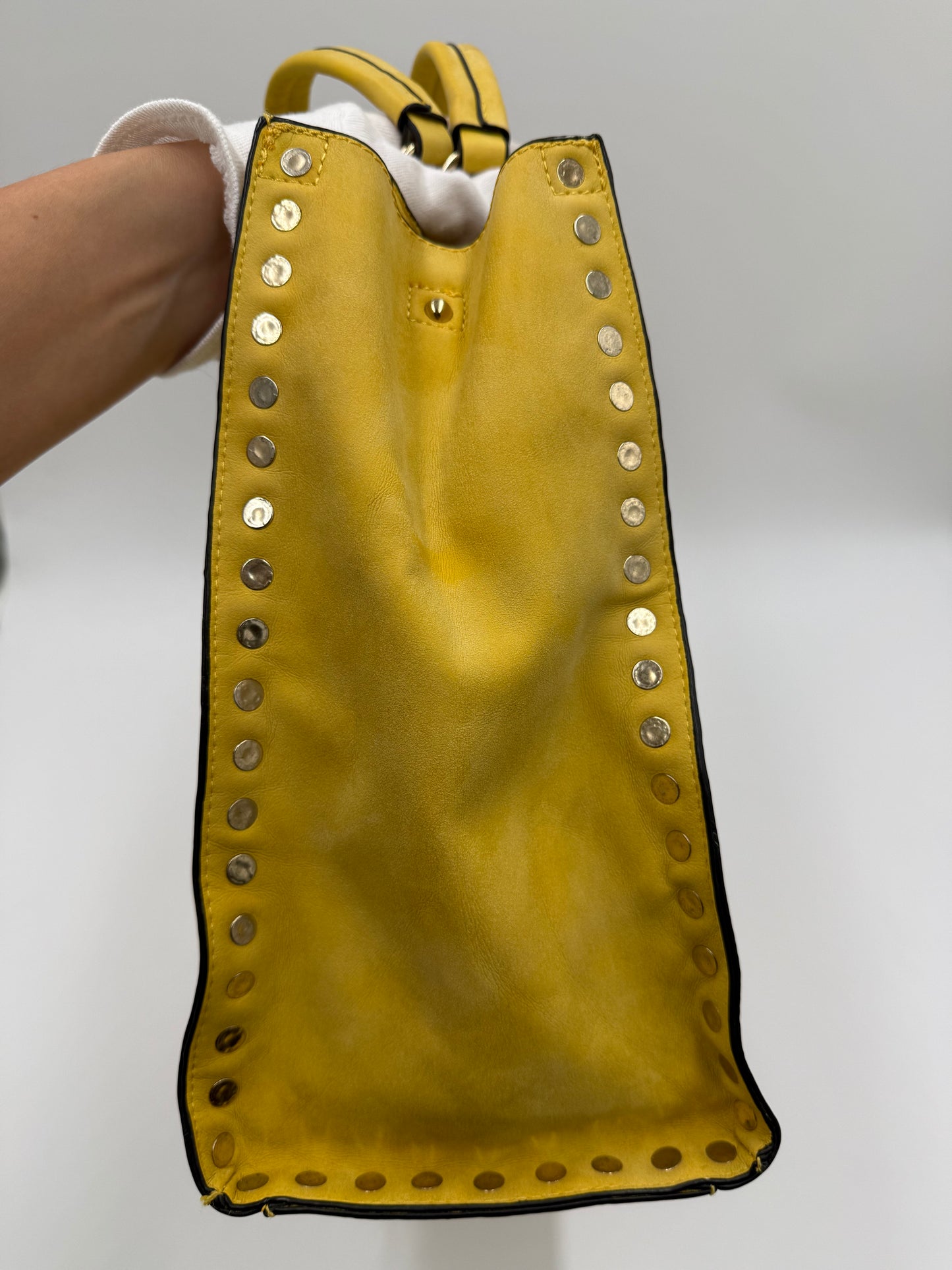 Versace Borsa Tote Medusa Borchiata in Camoscio Giallo