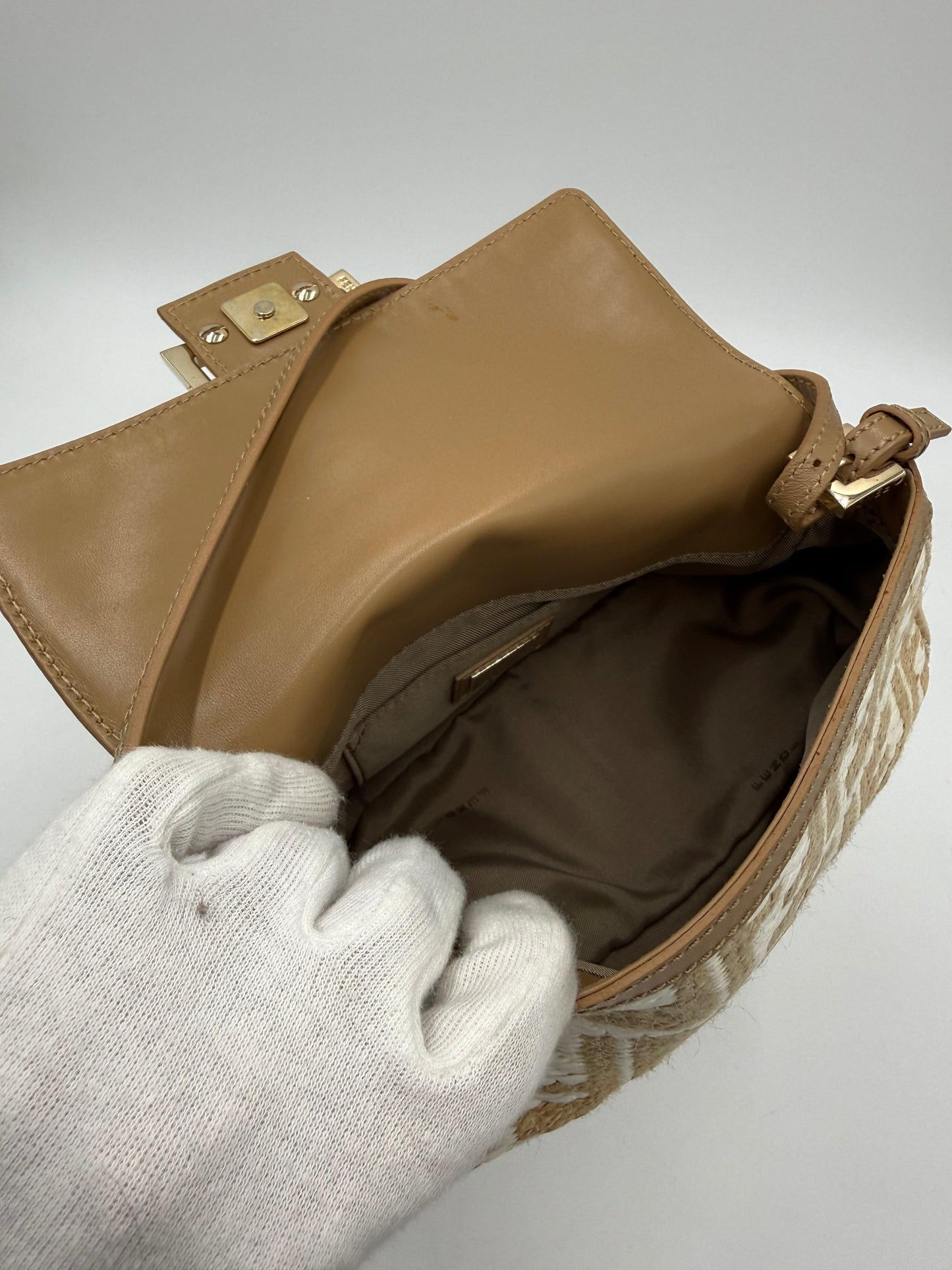 Fendi-Borsa-Mamma-Baguette-Mini-Vintage-in-Rafia-Intrecciata-Beige-e-Bianco-70493943464260 - Pally Vintage Closet