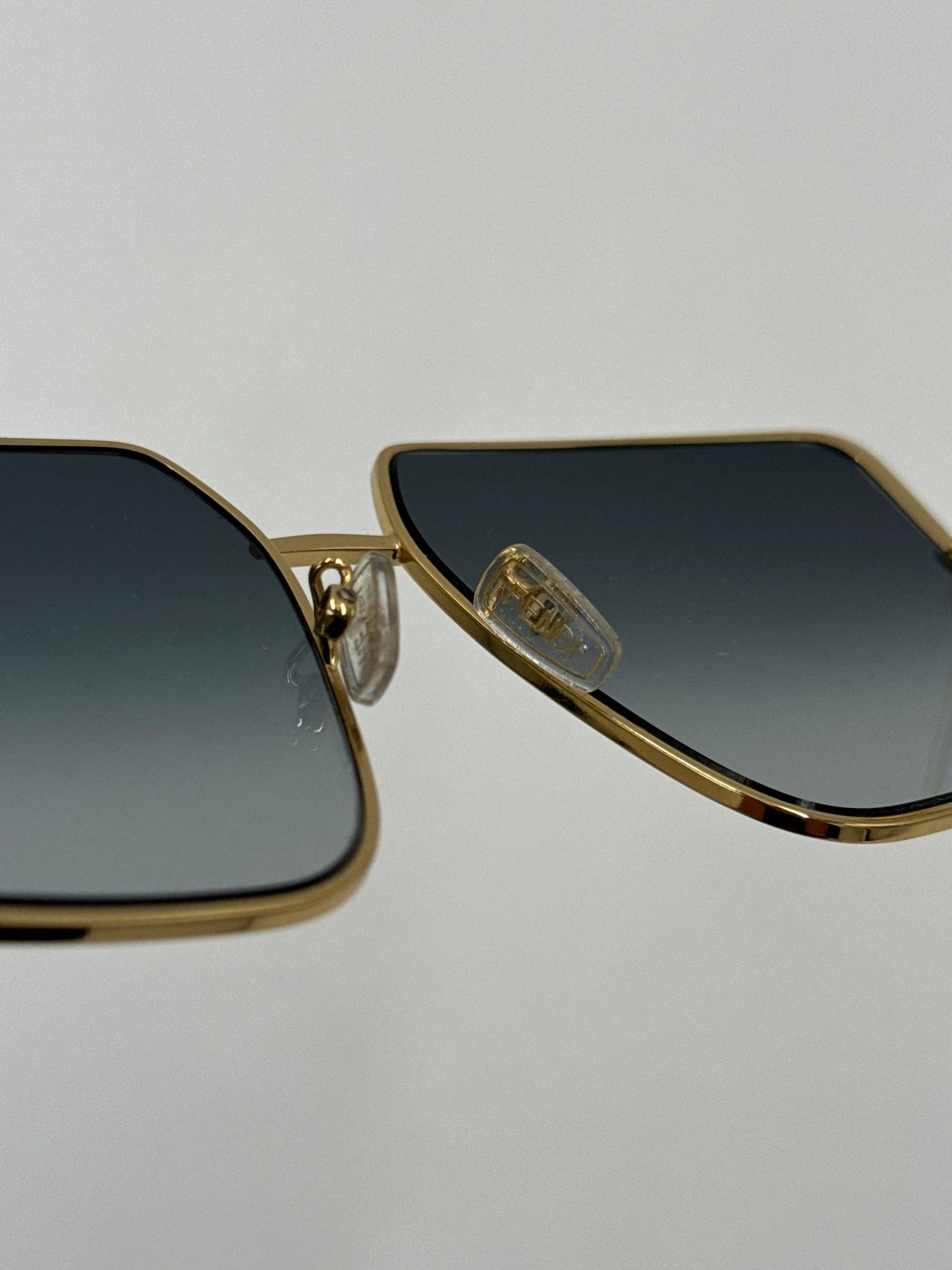 Fendi Occhiali da Sole Modello Geometrico Oversize in Metallo Dorato - Pally Vintage Closet