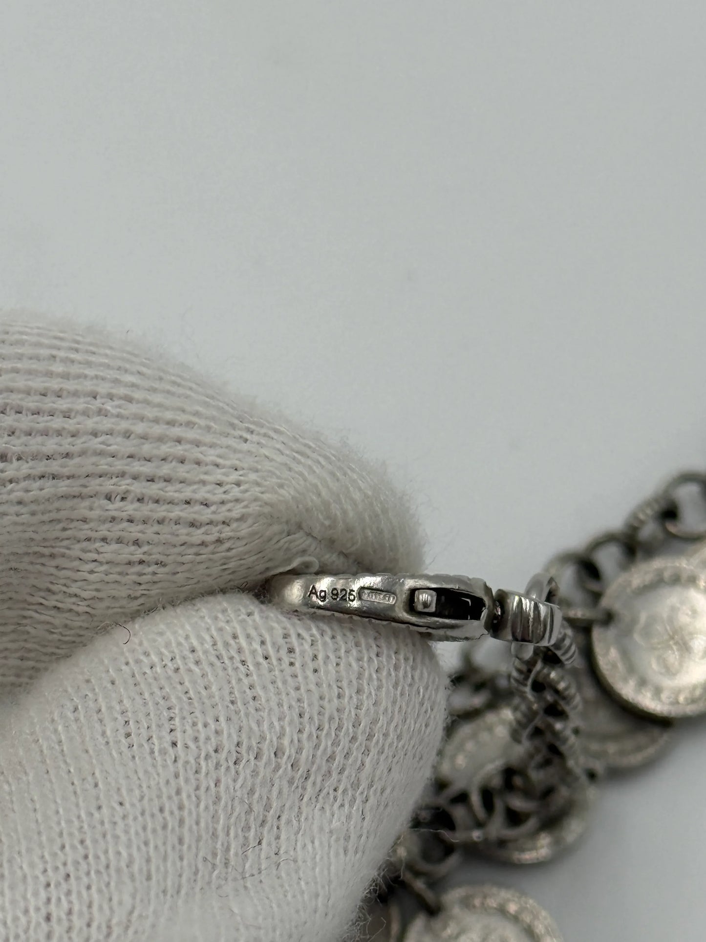 Gucci-Bracciale-con-Ciondoli-Moneta-Multipli-in-Argento-925-69234085101892 - Pally Vintage Closet