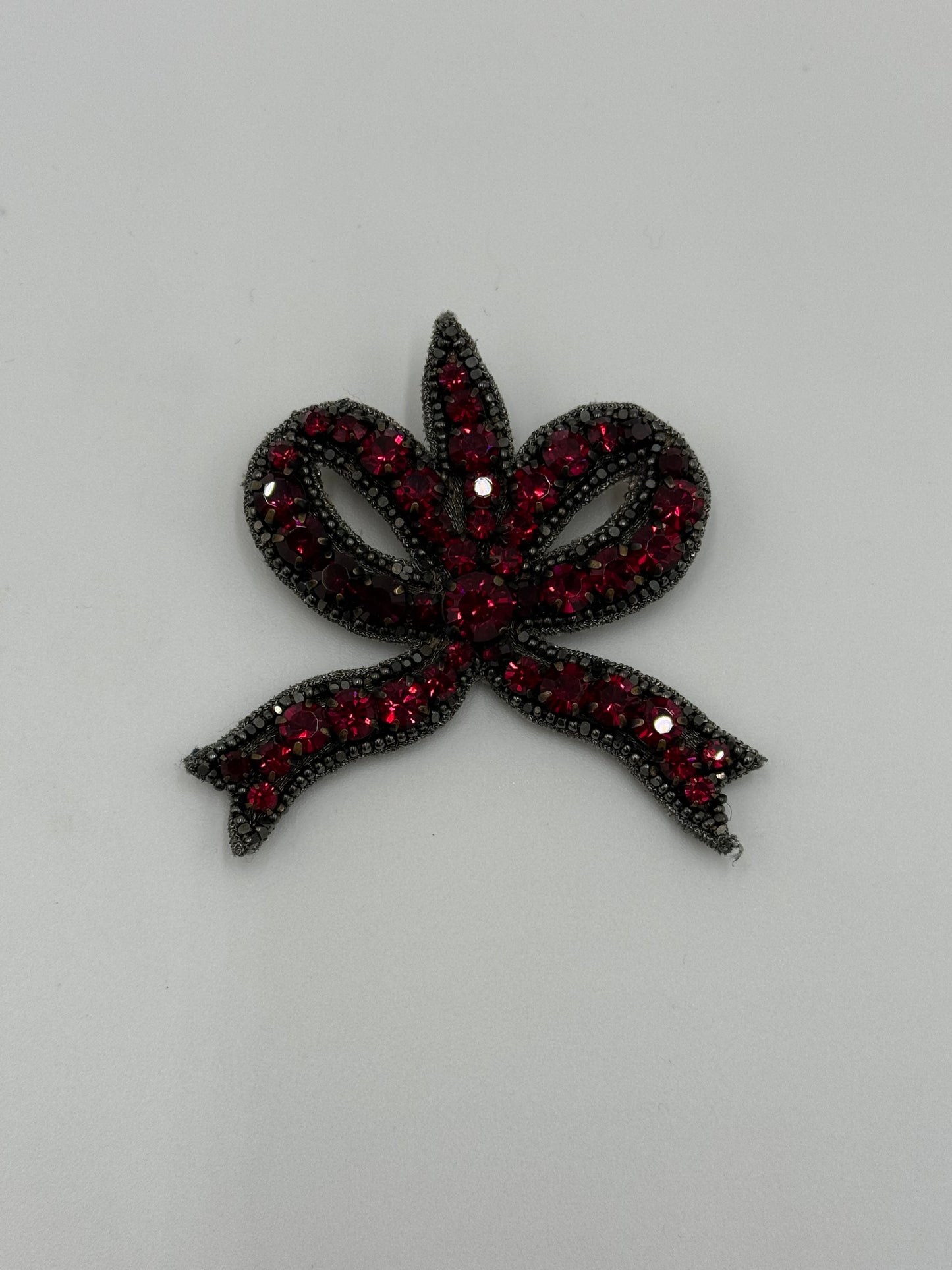 Gucci Spilla a Fiocco con Cristalli Fucsia - Pally Vintage Closet