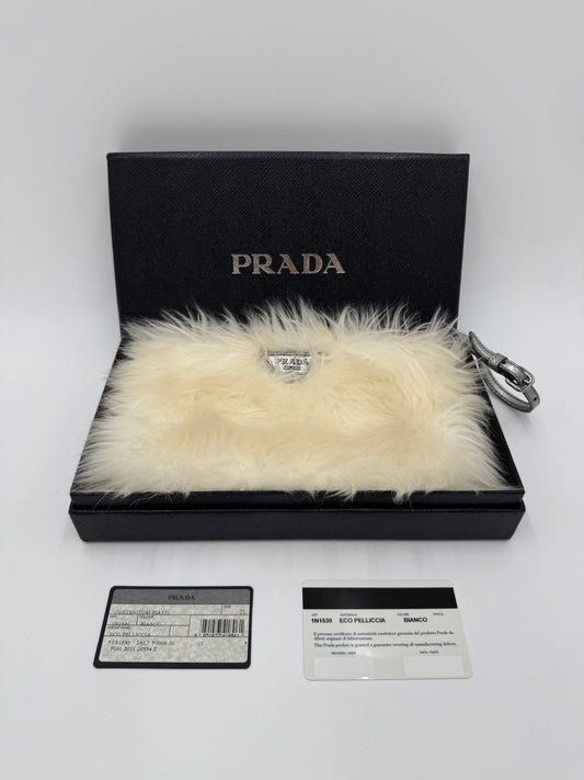 Prada-Clutch-Eco-Pelliccia-Edizione-Speciale-in-Bianco-e-Argento-70265928220996 - Pally Vintage Closet