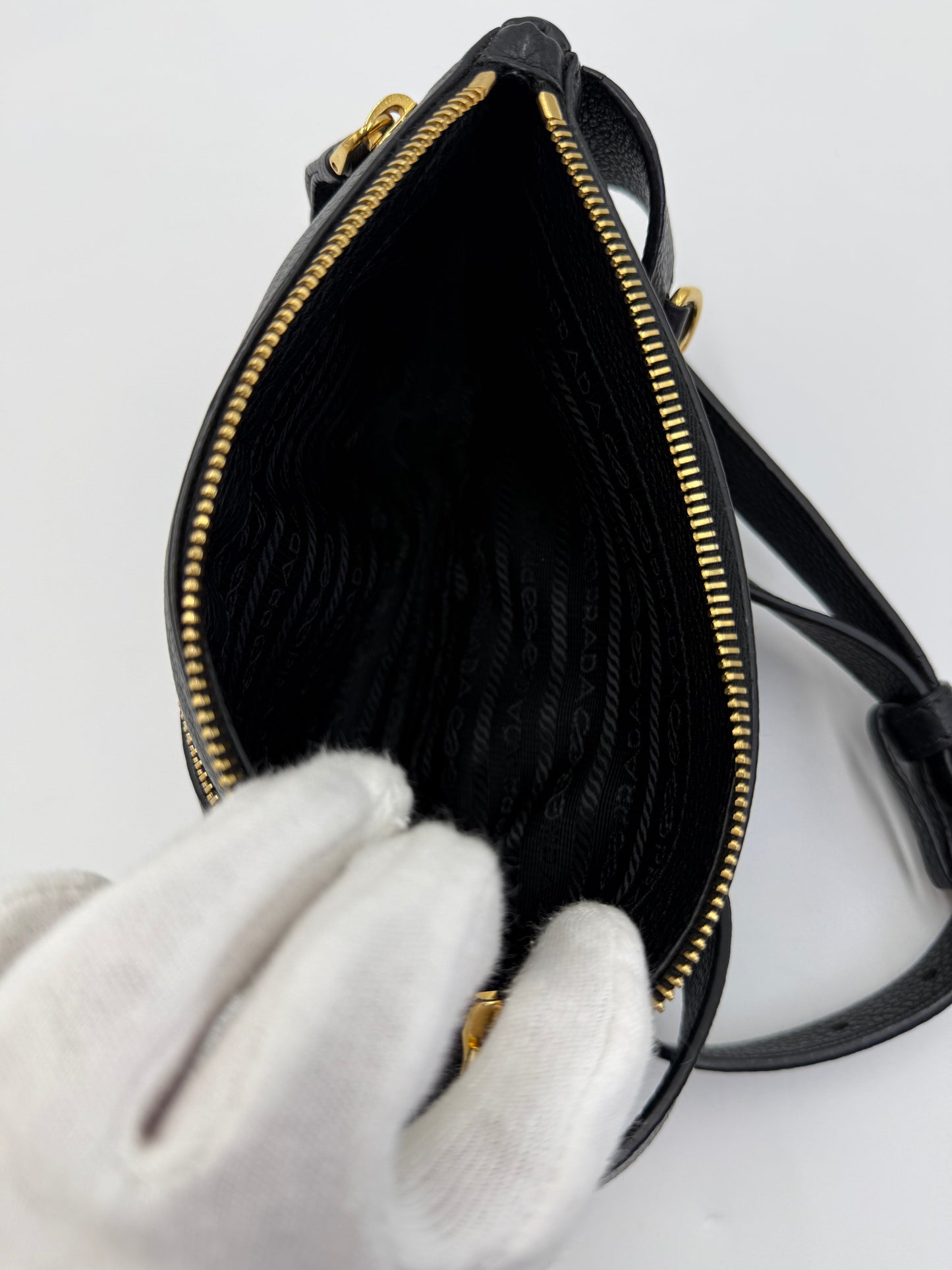 Prada Marsupio in Pelle Martellata Nera con Hardware Dorato