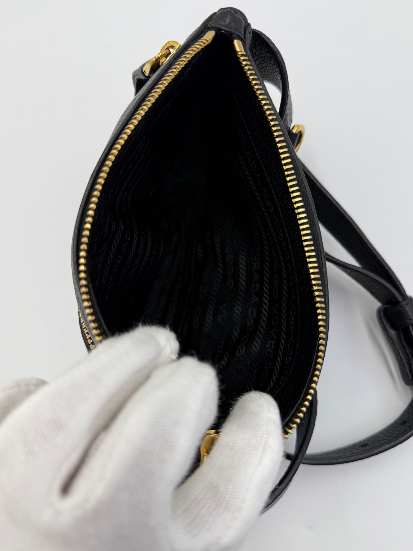 Prada Marsupio in Pelle Martellata Nera con Hardware Dorato - Pally Vintage Closet