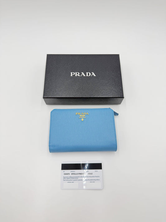 Prada Portafoglio Compatto in Pelle Saffiano con Zip Celeste - Pally Vintage Closet