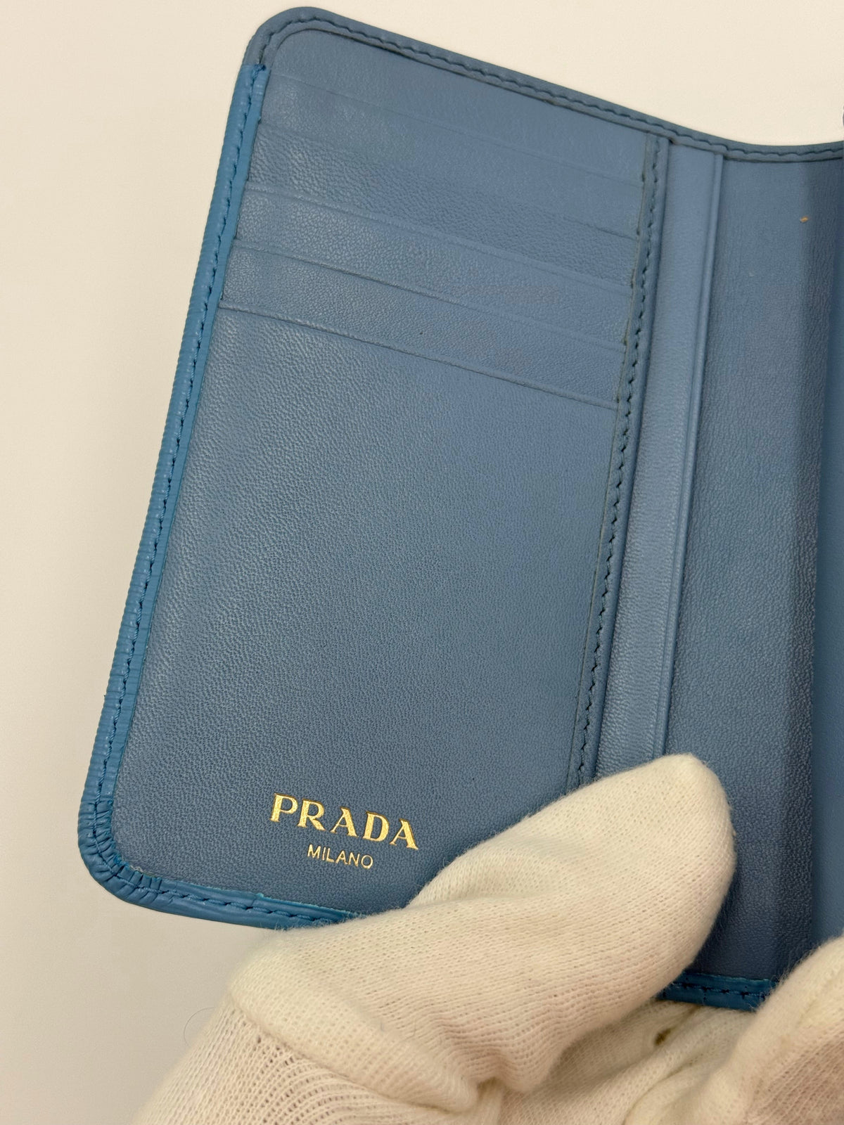 Prada Portafoglio Compatto in Pelle Saffiano con Zip Celeste - Pally Vintage Closet