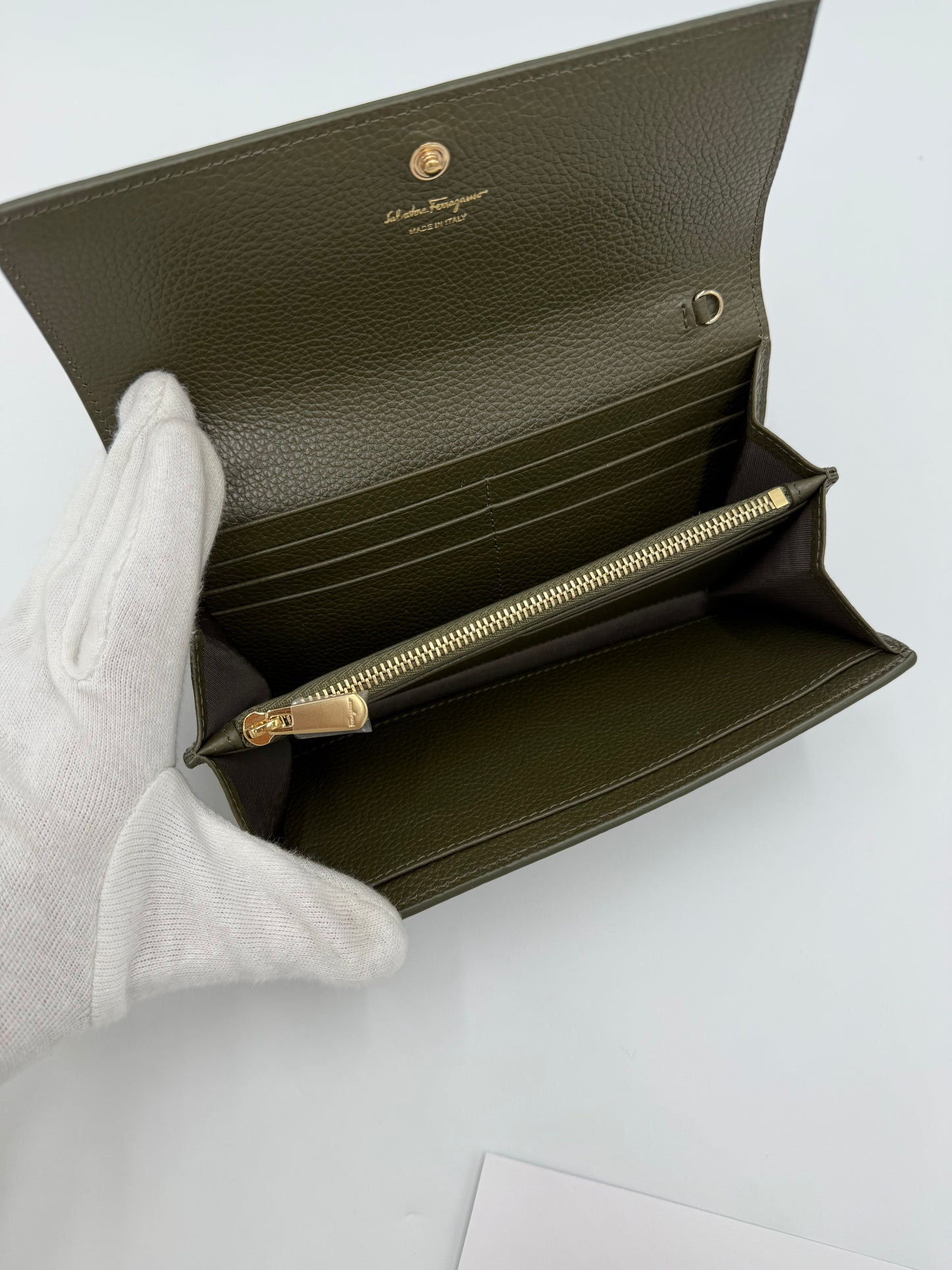 Salvatore Ferragamo Portafoglio Gancini in Pelle Cachi - Pally Vintage Closet