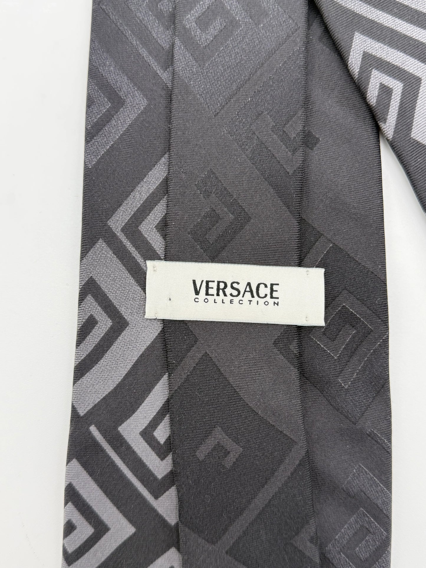 Versace-Collection-Cravatta-Motivo-Geometrico-Nero-e-Grigio-69235091996996 - Pally Vintage Closet