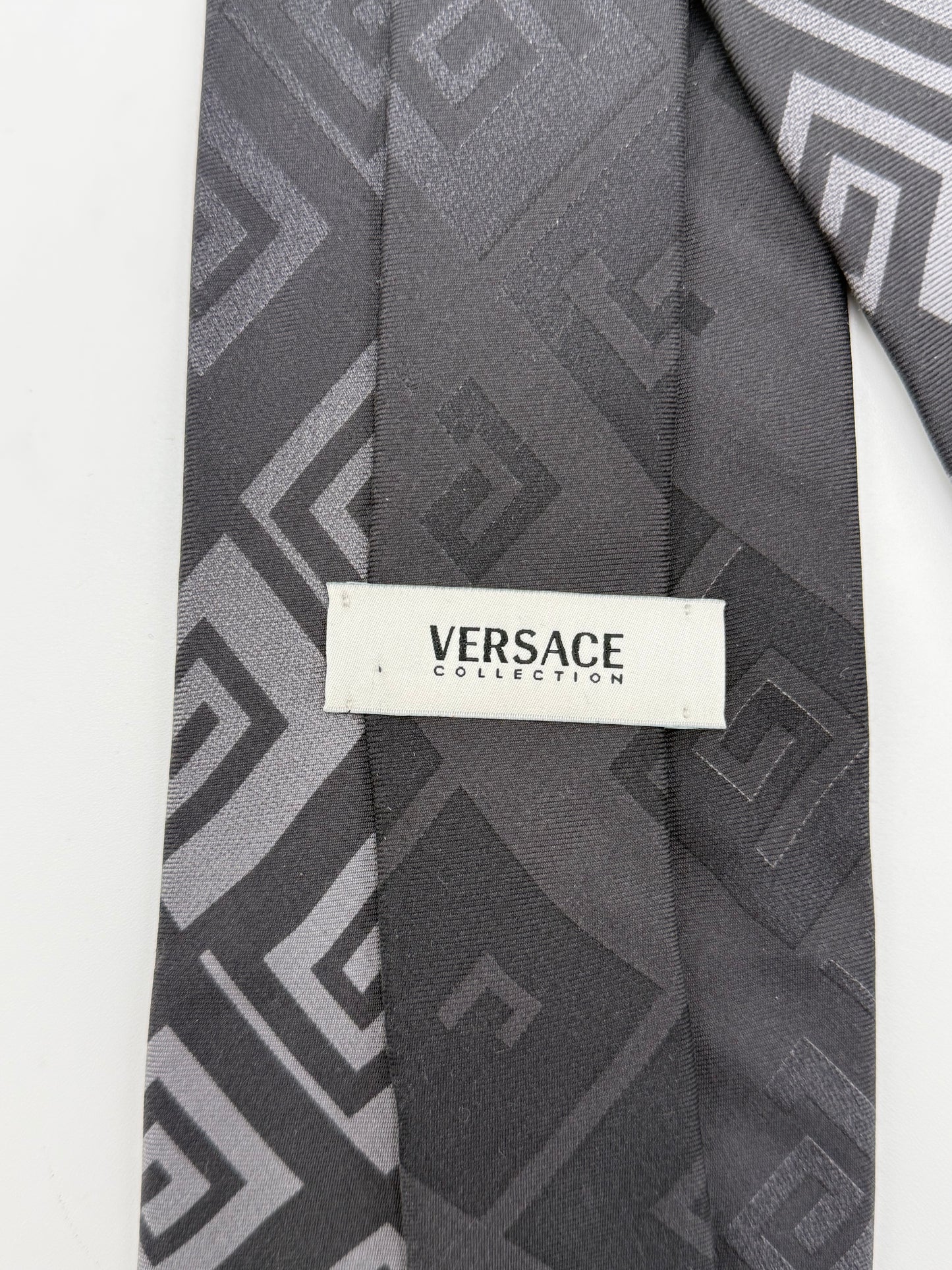 Versace Collection Cravatta Motivo Geometrico Nero e Grigio - Pally Vintage Closet