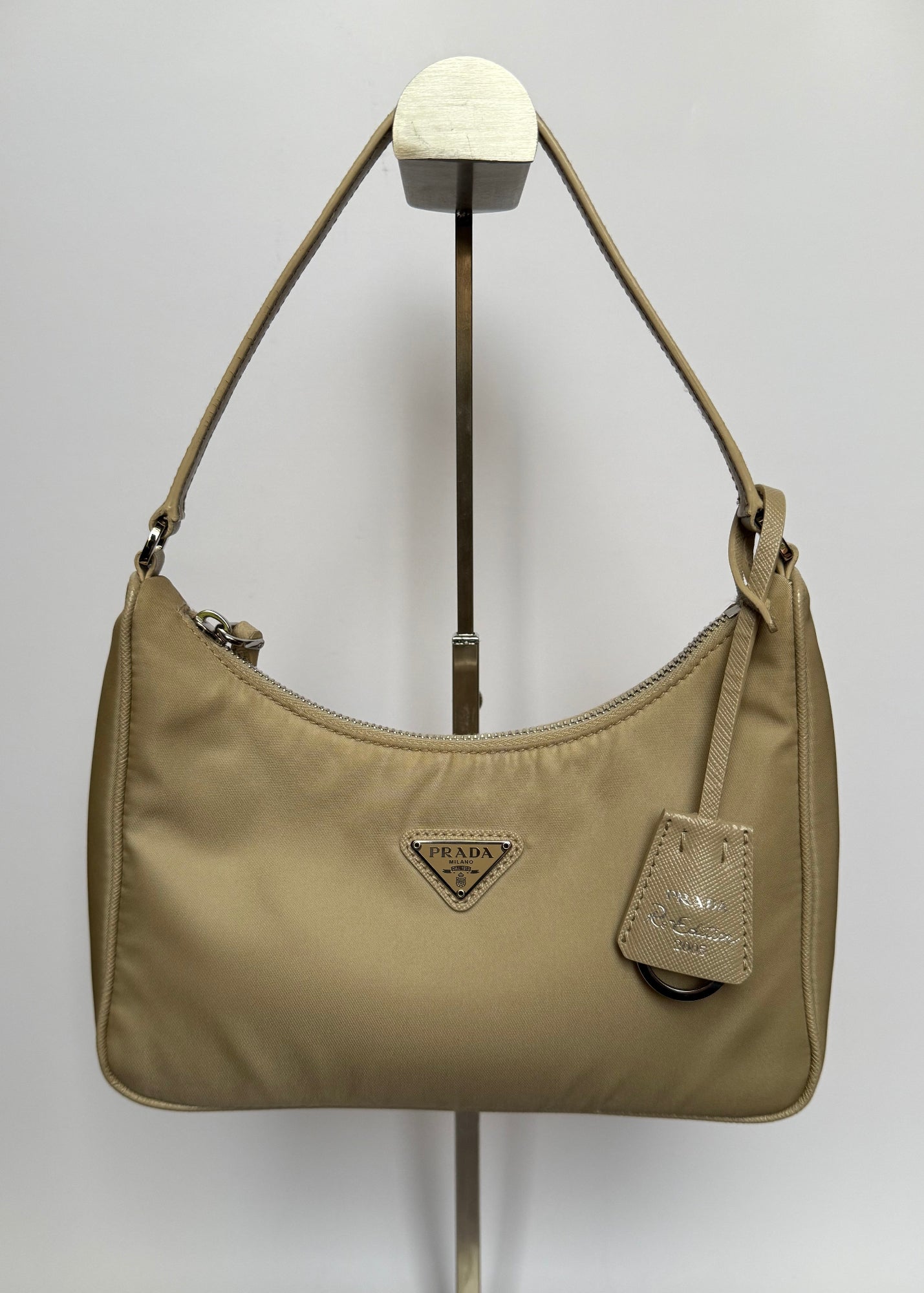 Prada Borsa Re-Edition 2005 in Re-Nylon e Saffiano Beige