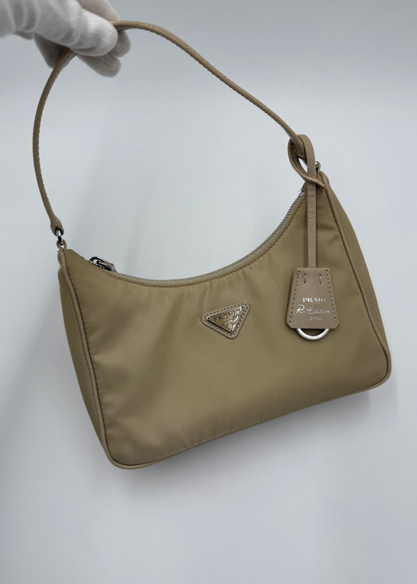 Prada Borsa Re-Edition 2005 in Re-Nylon e Saffiano Beige