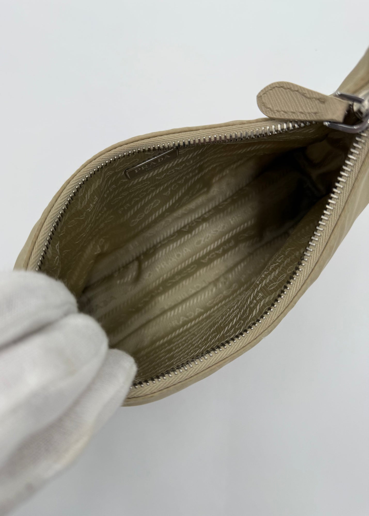 Prada Borsa Re-Edition 2005 in Re-Nylon e Saffiano Beige