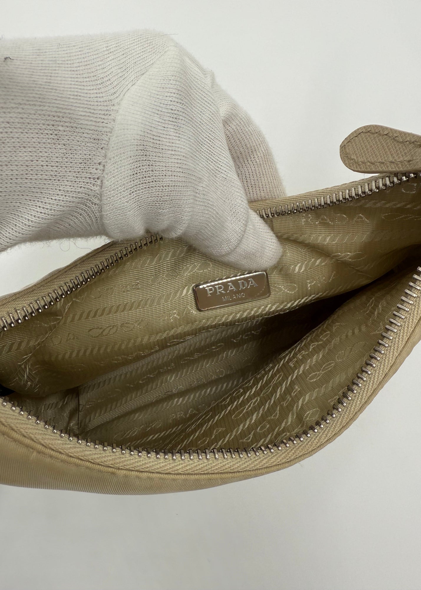 Prada Borsa Re-Edition 2005 in Re-Nylon e Saffiano Beige