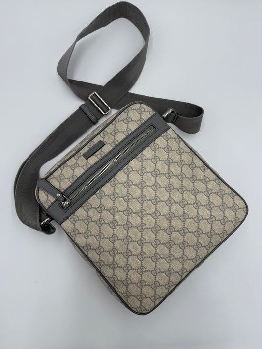 Gucci Borsa Cross-Body in Tela GG Supreme e Finiture in Pelle Grigia