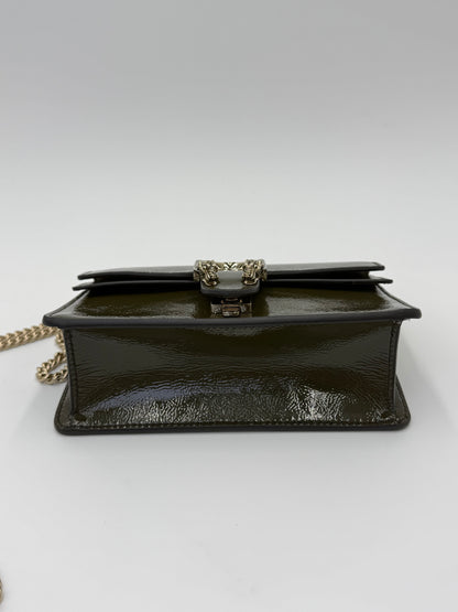 Gucci Borsa a Tracolla Dionysus Small in Pelle Verniciata Verde Oliva