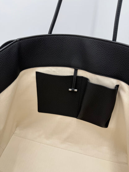 The Row Borsa Tote Marlo in Pelle Granulata Nera