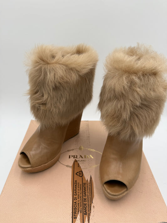 Prada Stivaletti Peep-Toe con Zeppa e Rivestimento in Pelliccia Beige